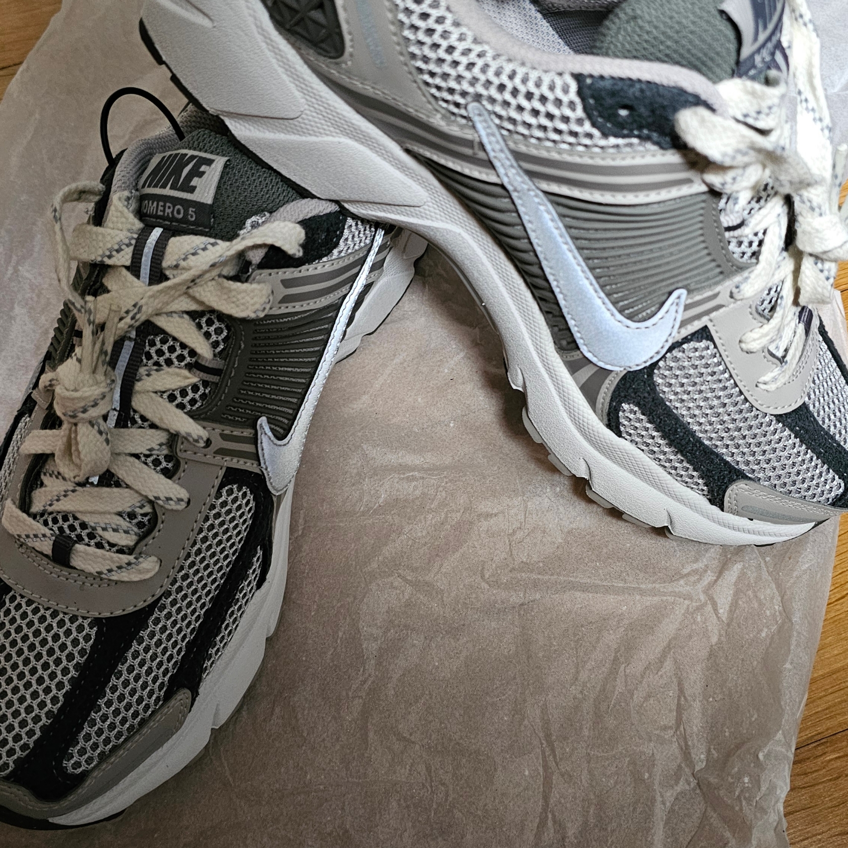 Nike Zoom Vomero 5 PRM Light Iron Ore and Flat Fewter 착용 스타일