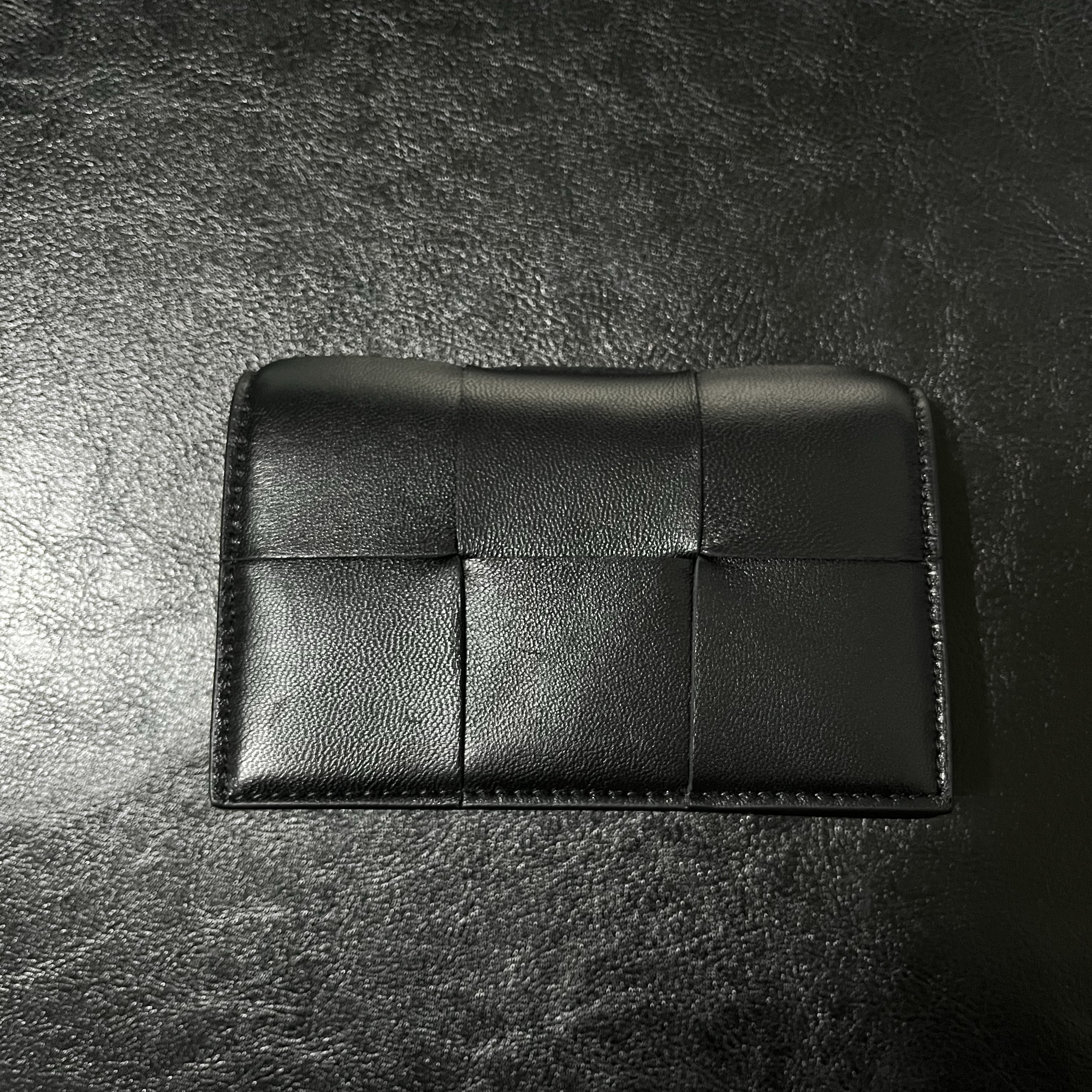 Bottega Veneta Cassette Business Card Case Black 착용 스타일 - 1