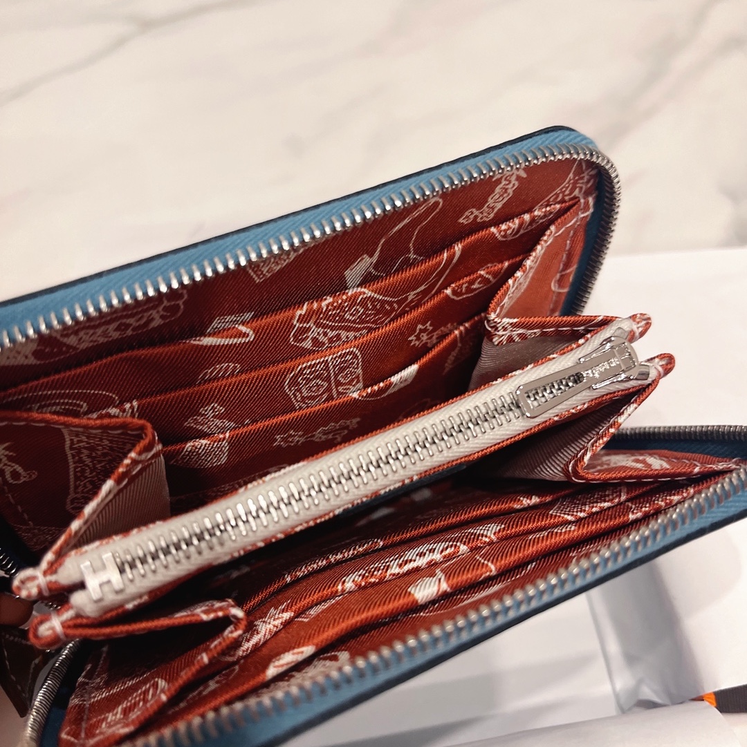Hermes Silk'In Compact Wallet Epsom Barenia & Palladium New Bleu Jean Paprika 착용 스타일 - 4