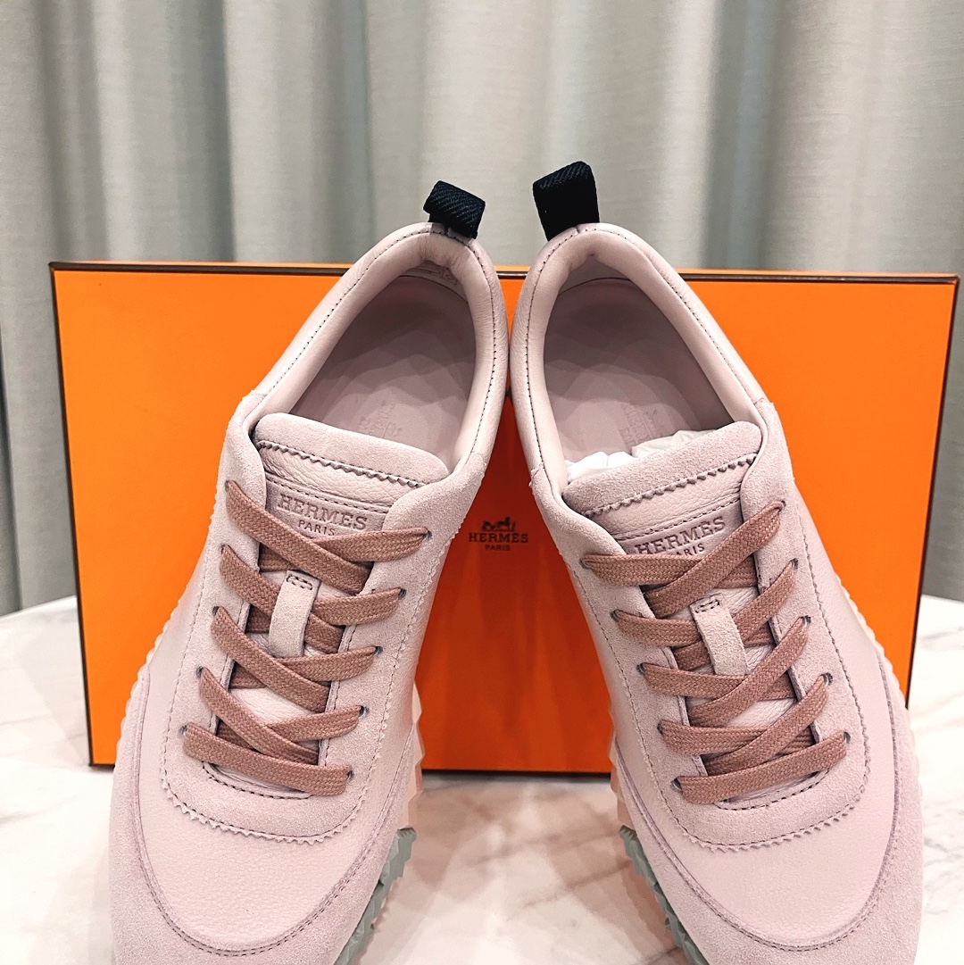 (W) Hermes Bouncing Sneakers Sport Suede Goatskin & Rose Porcelaine 착용 스타일 - 3