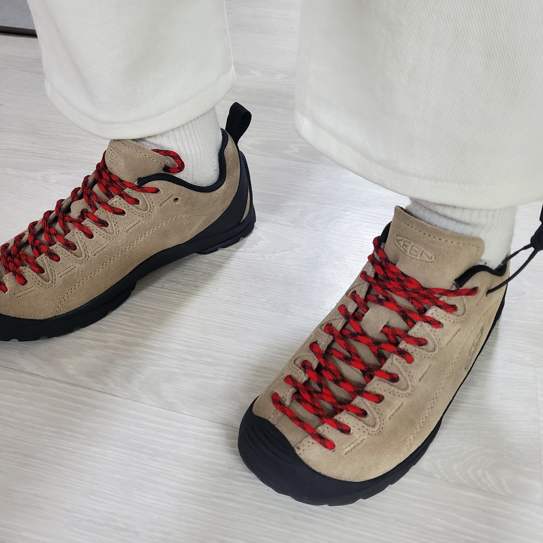 (W) Keen Jasper Suede Sneakers Silver Mink 착용 스타일 - 2