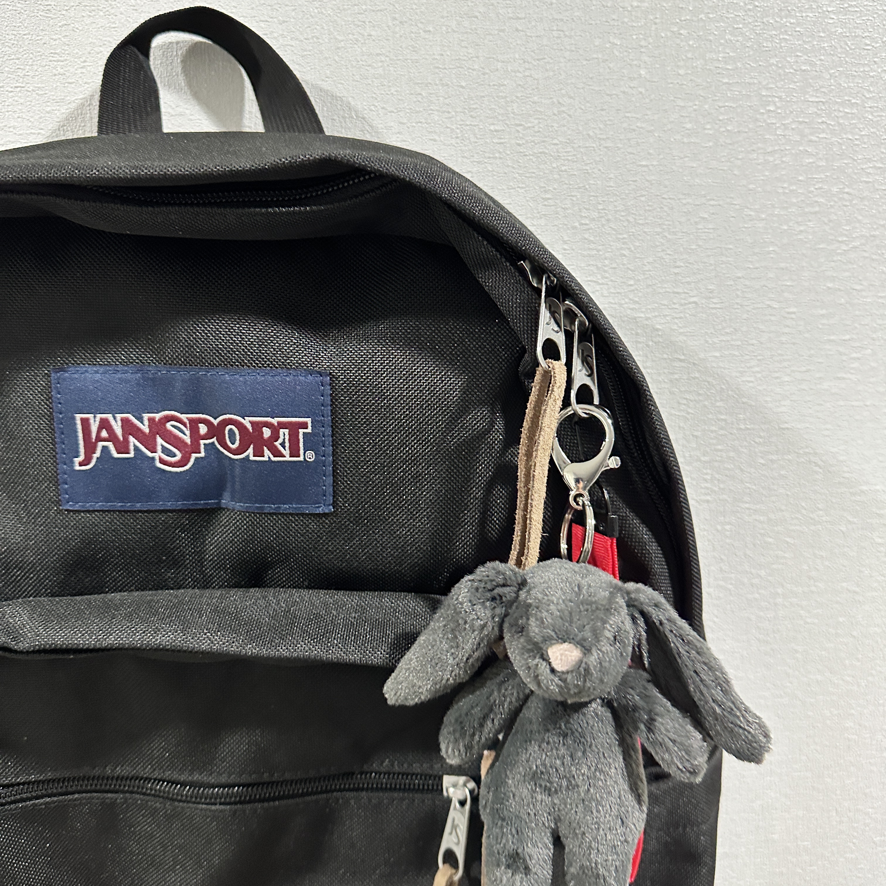 Jellycat Bashful Bunny Bag Charm Ink, Jansport Right Pack Black 착용 스타일