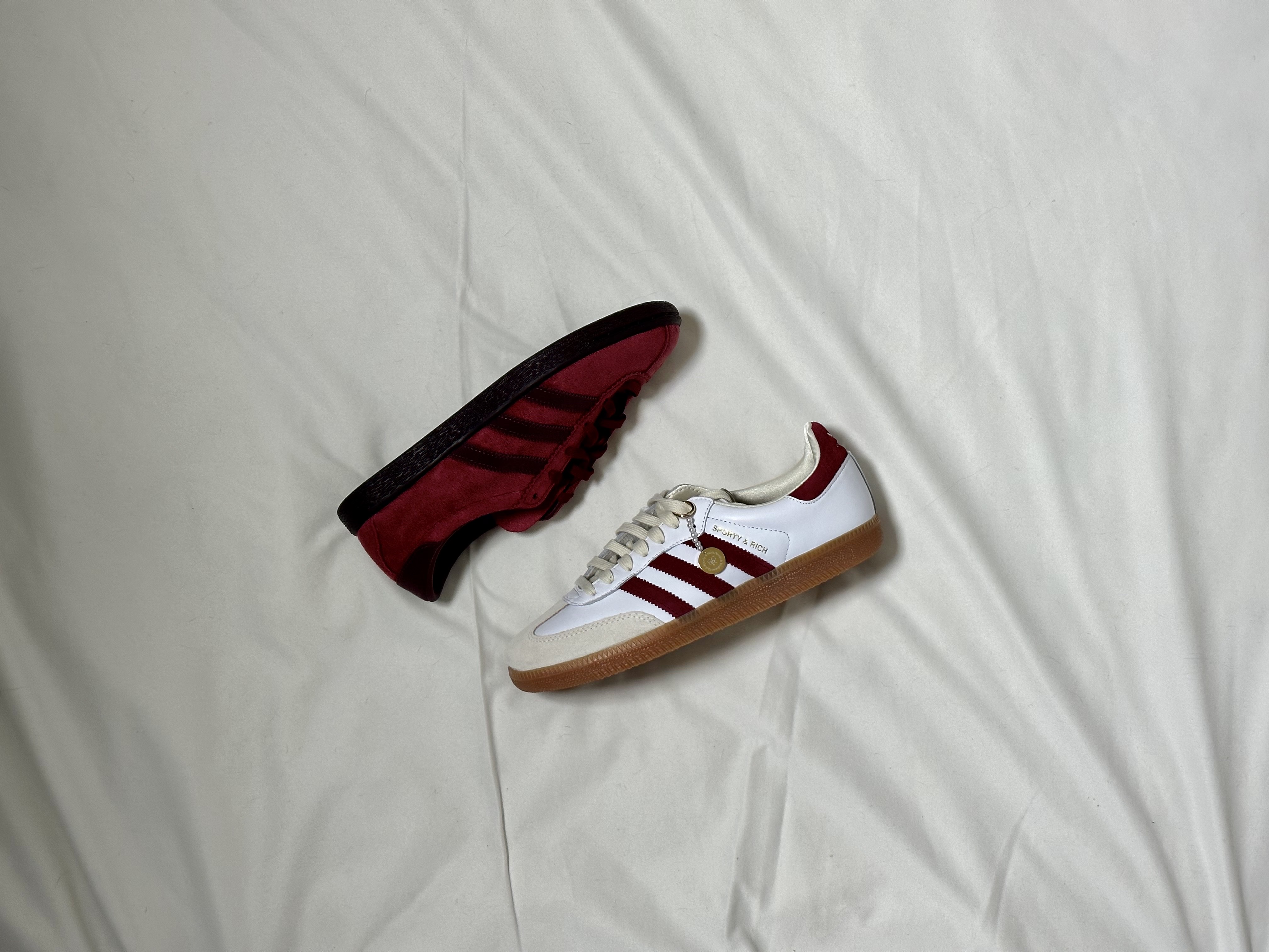 Adidas x Sporty & Rich Samba OG Cloud White Collegiate Burgundy, Adidas Tobacco Gruen Collegiate Burgundy 착용 스타일 - 1