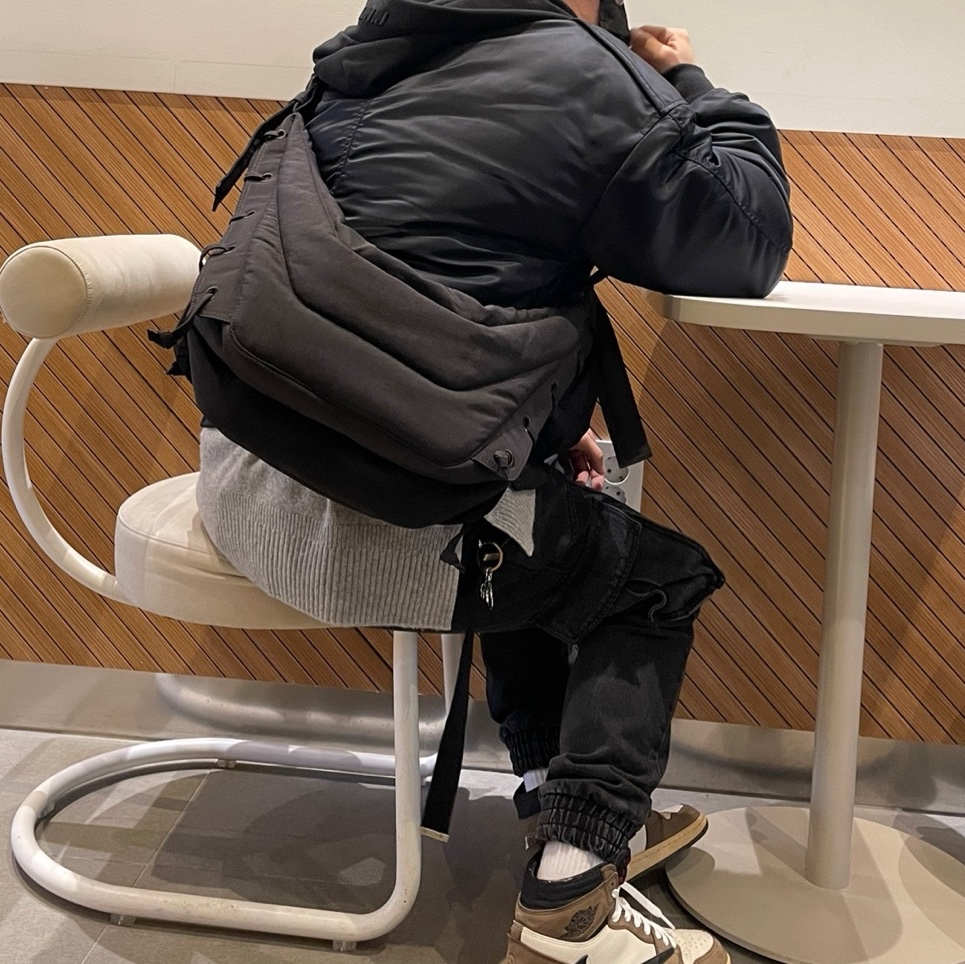 Lemaire Medium Soft Game Bag Nylon Canvas Dark Chocolate, Jordan 1 x Travis Scott Retro High OG SP Mocha 착용 스타일
