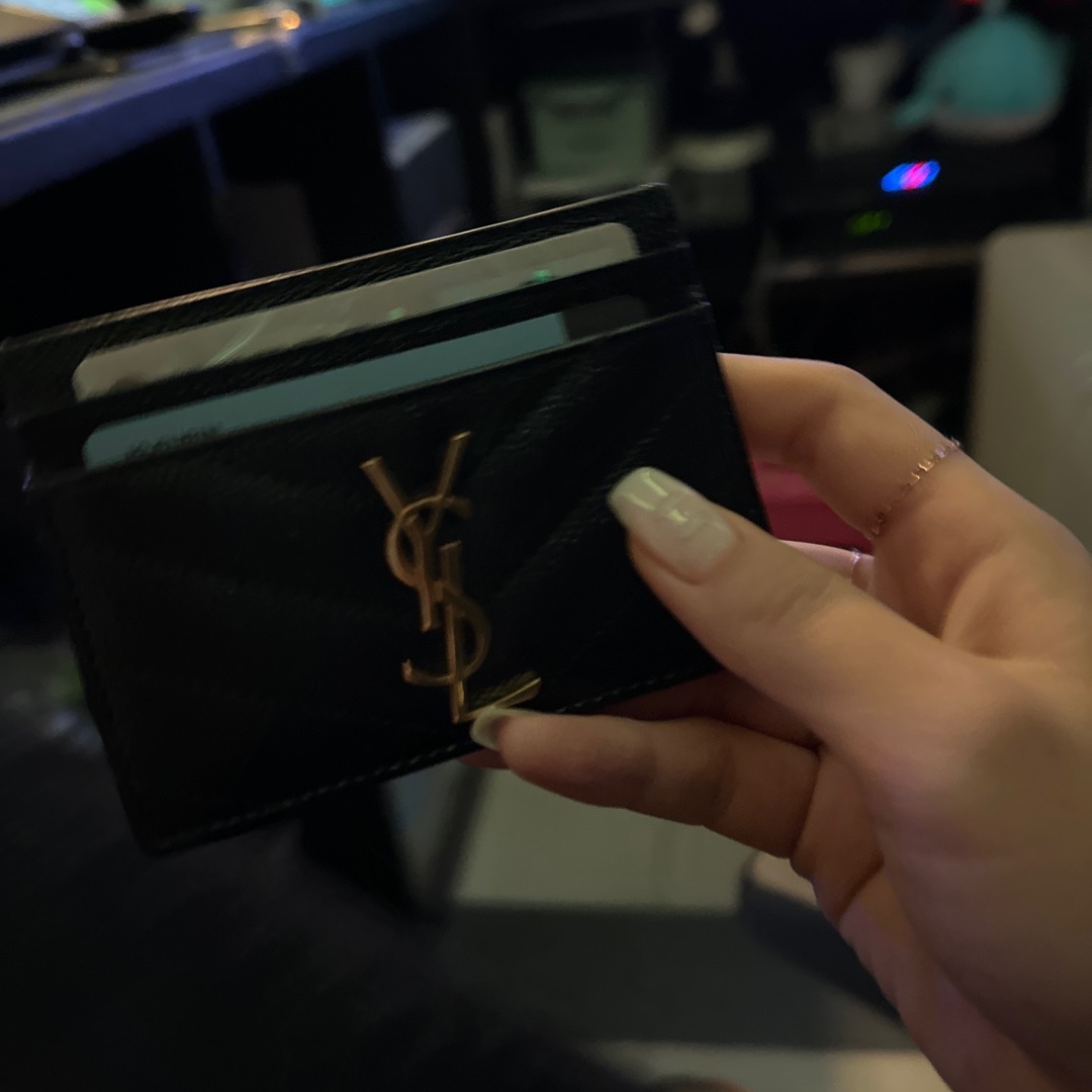 Saint Laurent Cassandre Matelasse Card Case in Grain De Poudre Embossed Leather Black 착용 스타일