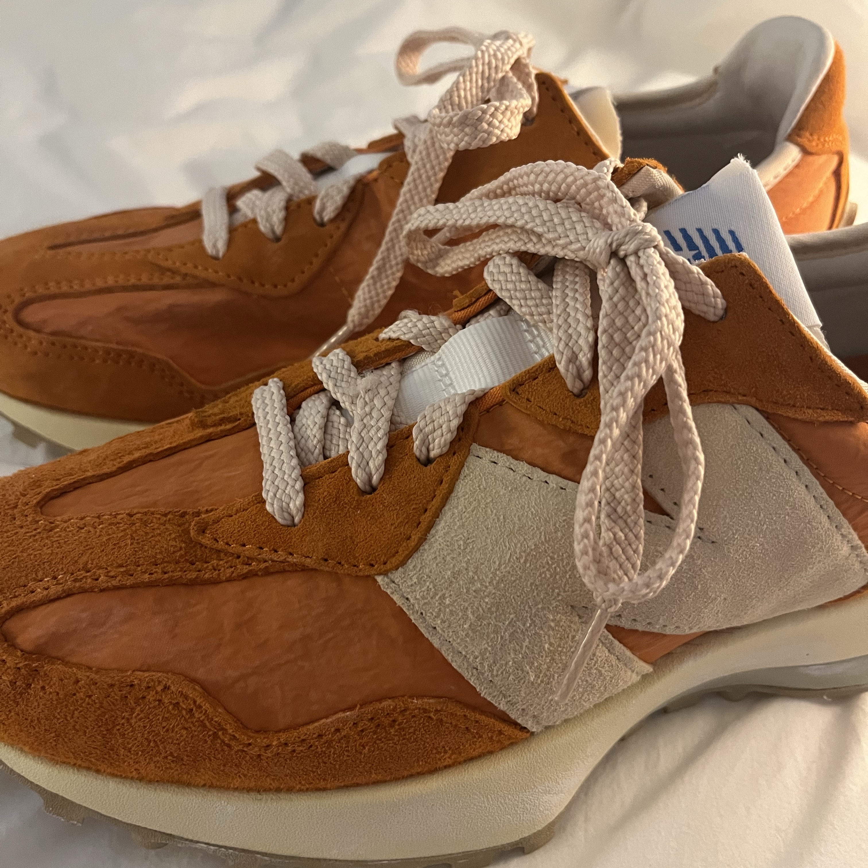 New Balance 327 Vintage Luxe Orange 착용 스타일 - 2