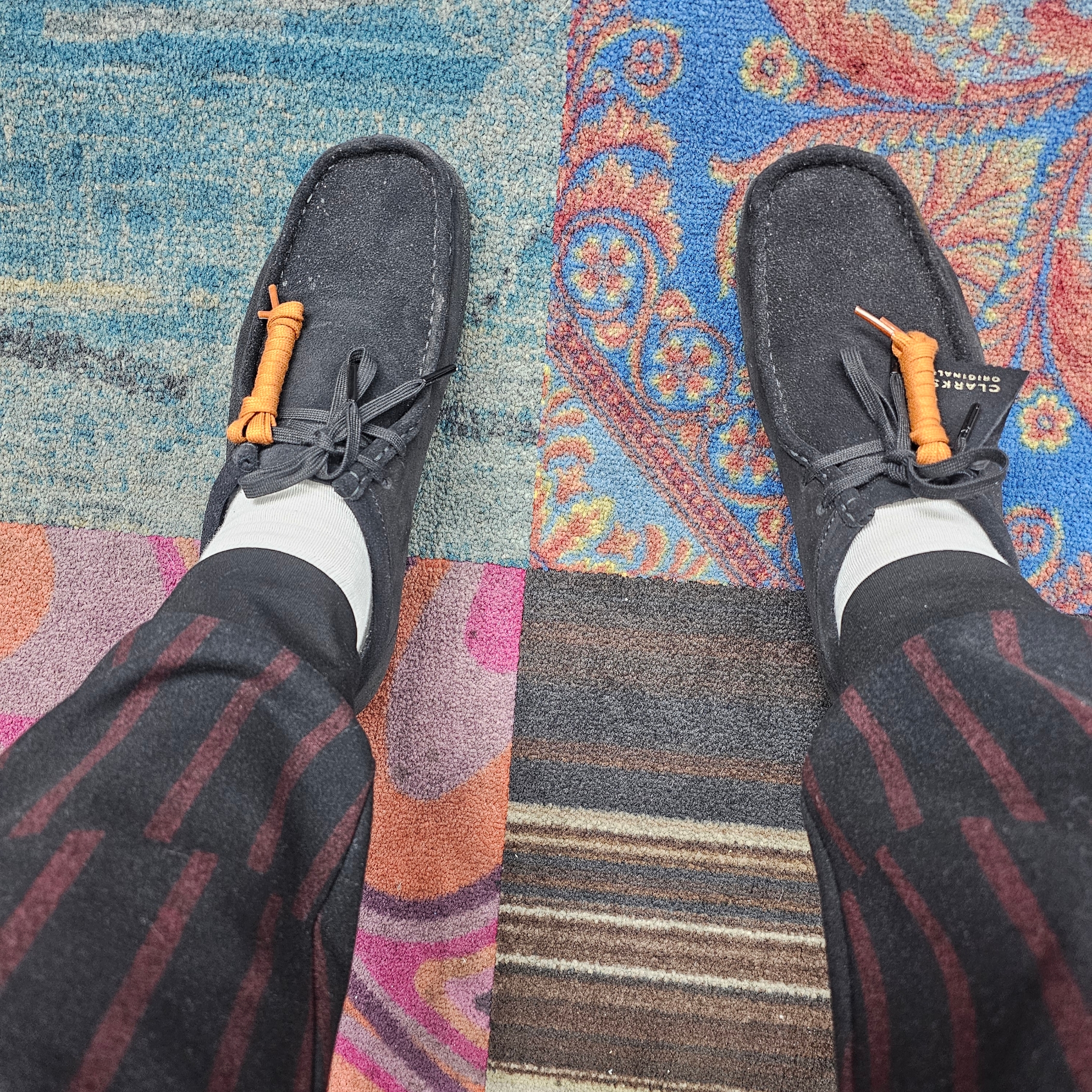 Clarks Wallabee Black Suede 착용 스타일