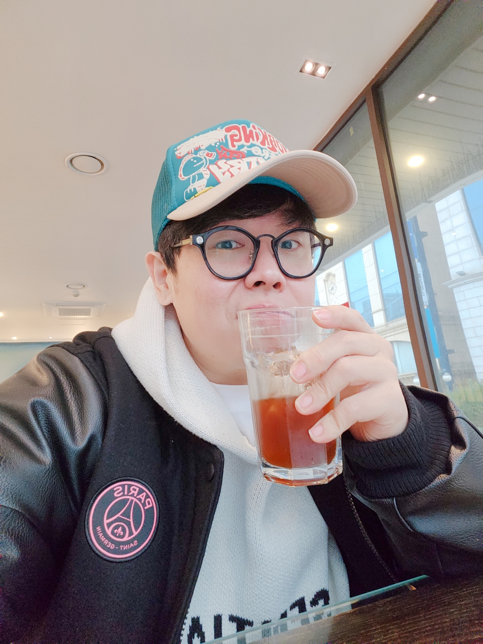 캐피탈 컨트리 더티 쉬링크 트럭캡 터콰이즈 베이지, 에센셜 니트 풀오버 후드 크림 - 21SS 착용 스타일 - 1
