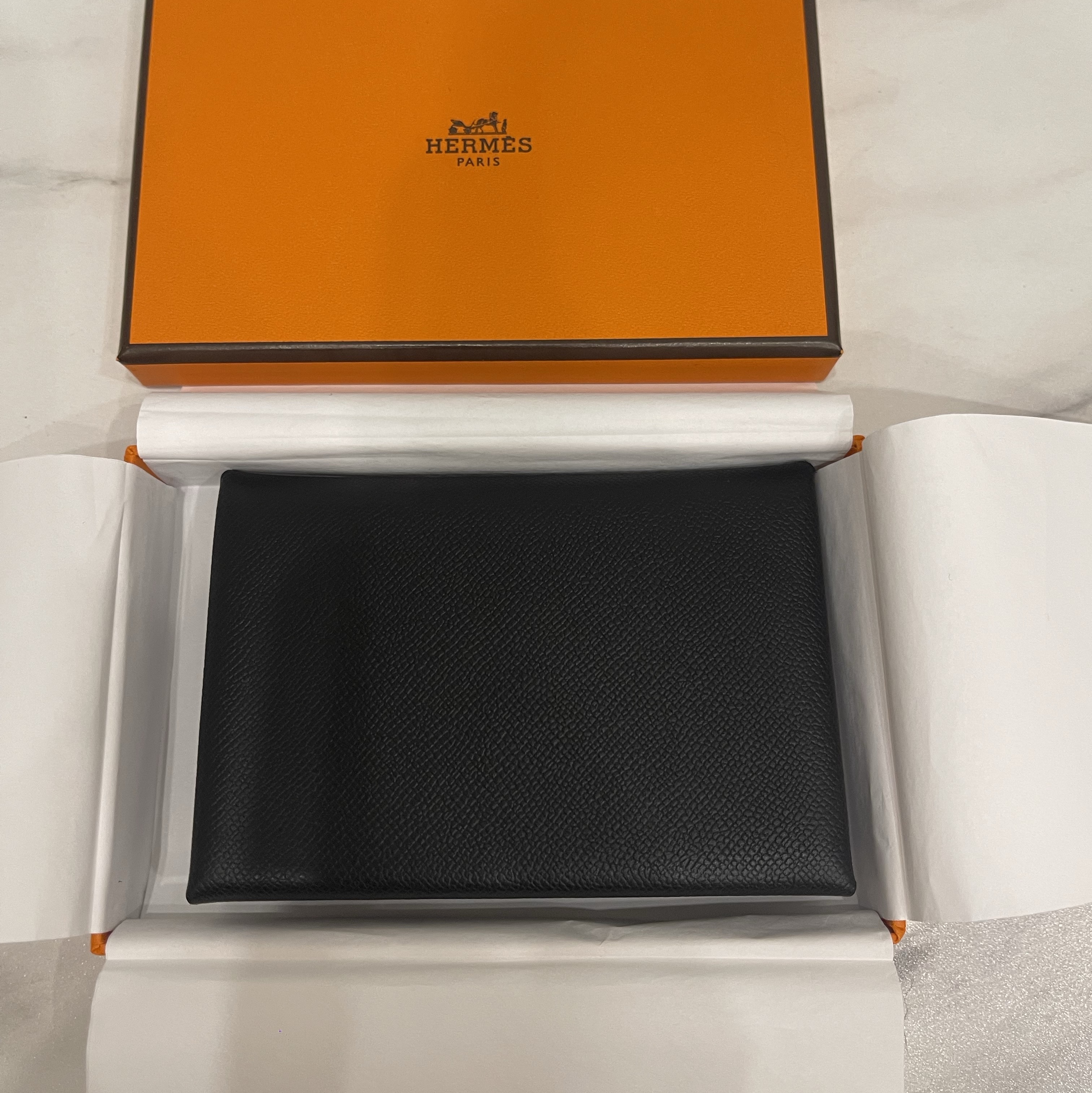 Hermes Calvi Duo Compact Card Holder Chamkila Goatskin & Palladium Noir 착용 스타일 - 5