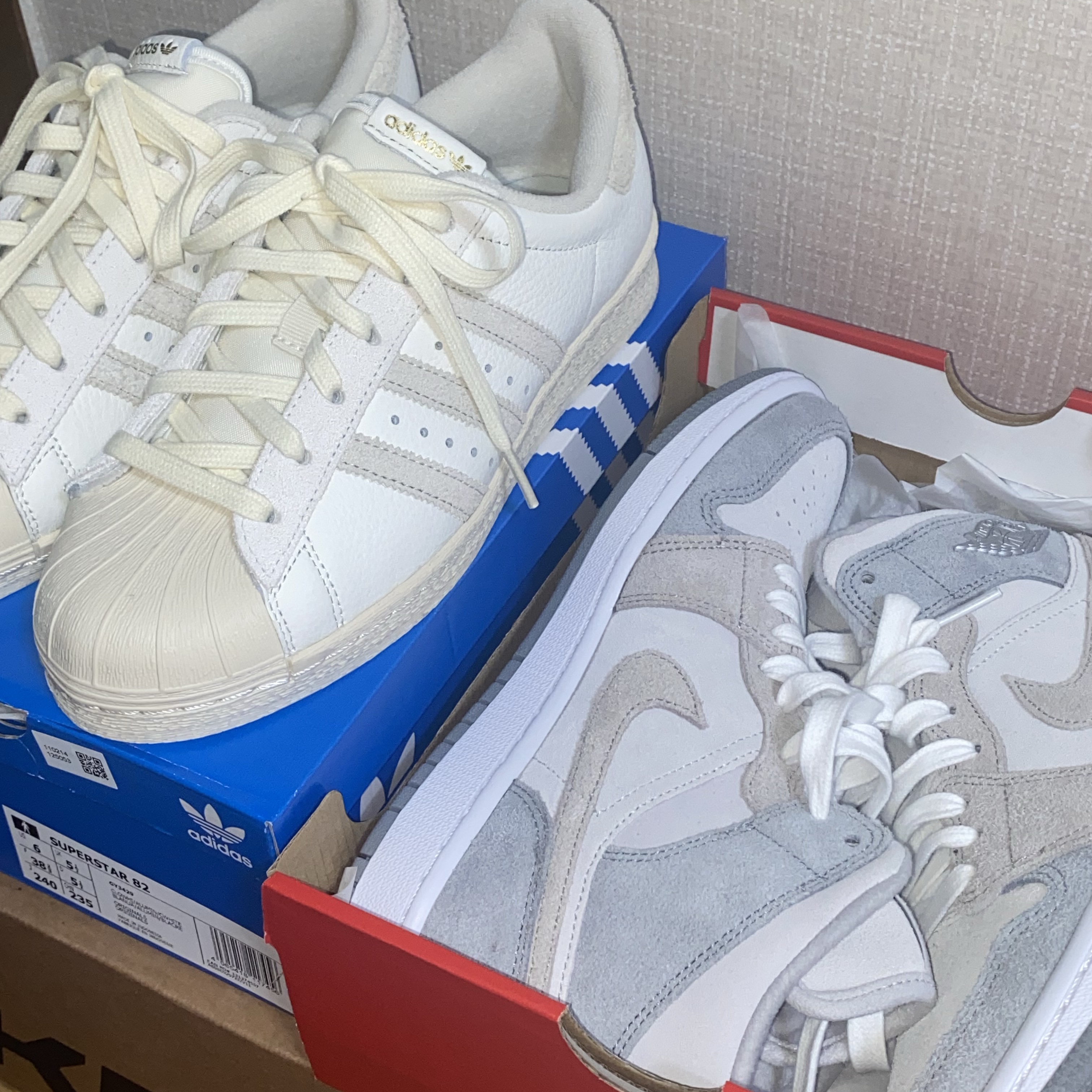 Adidas Superstar 82 White Aluminum, (W) Jordan 1 Mid SE Particle Grey 착용 스타일 - 1