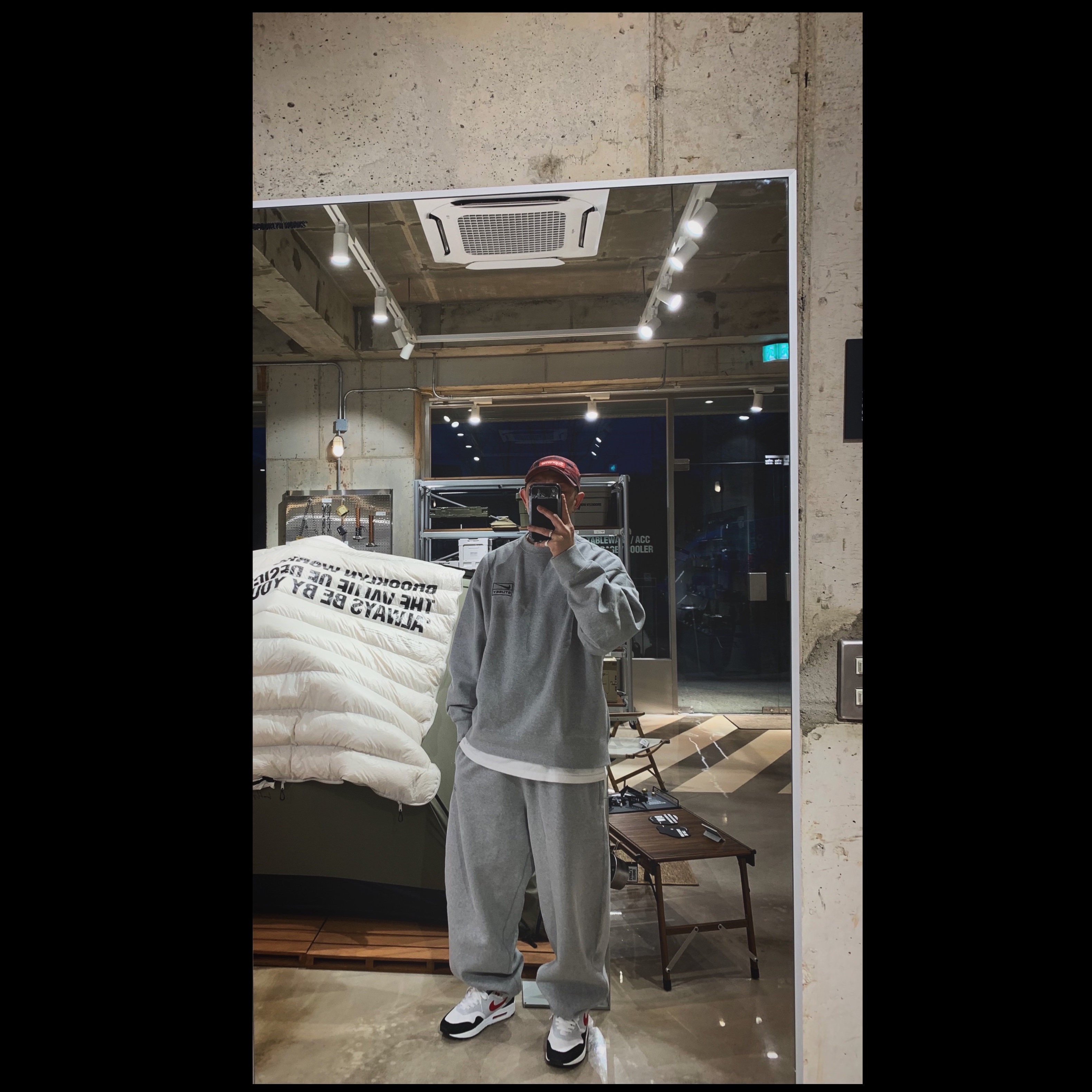 Nike x Stussy NRG Fleece Pants Dark Grey Heather (DO9340-063), Nike x Stussy NRG Fleece Crewneck Dark Grey Heather (DO9337-063) 착용 스타일 - 1