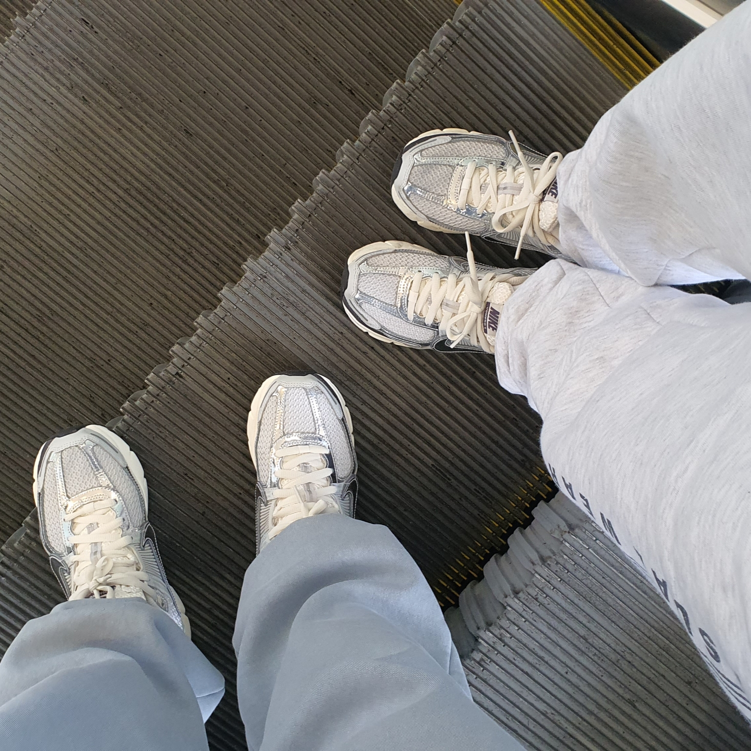 (W) Nike Zoom Vomero 5 Photon Dust and Metallic Silver 착용 스타일 - 2