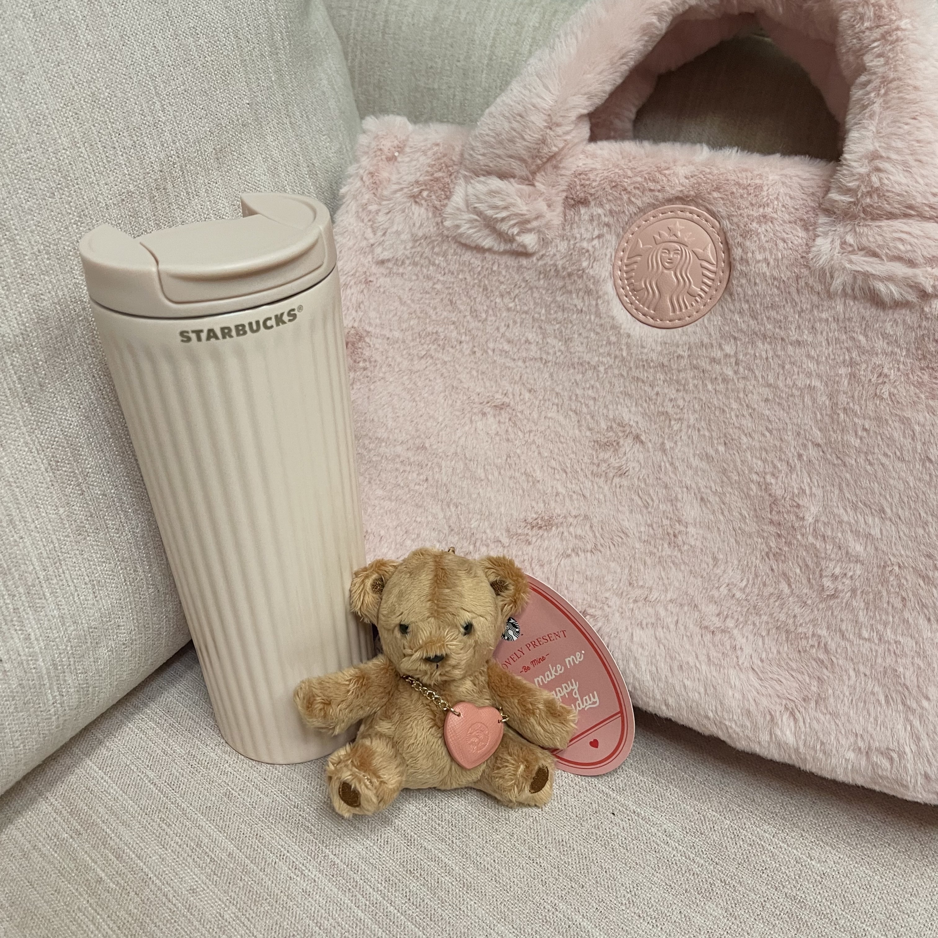 Starbucks Be Mine Bear Fabric Keychain, Starbucks Be Mine Pink Fur Tote Bag 착용 스타일