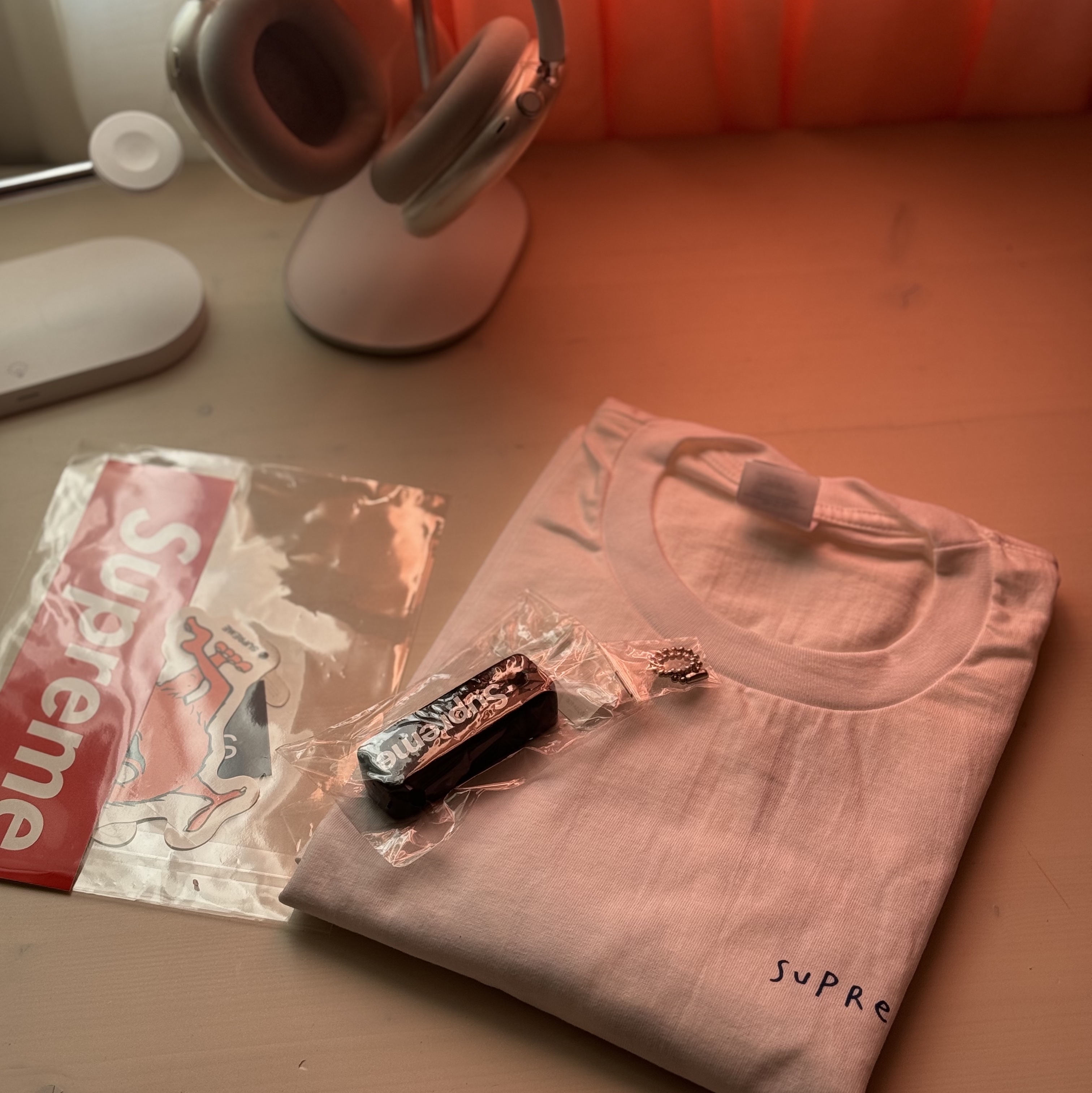Supreme Floating Keychain Black - 23FW, Supreme Ying Yang T-Shirt White - 23FW 착용 스타일 - 1
