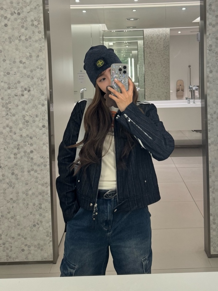 Supreme x Stone Island Reflective Beanie Navy - 23FW, Supreme x Stone Island Reflective Beanie Black - 23FW 착용 스타일 - 3