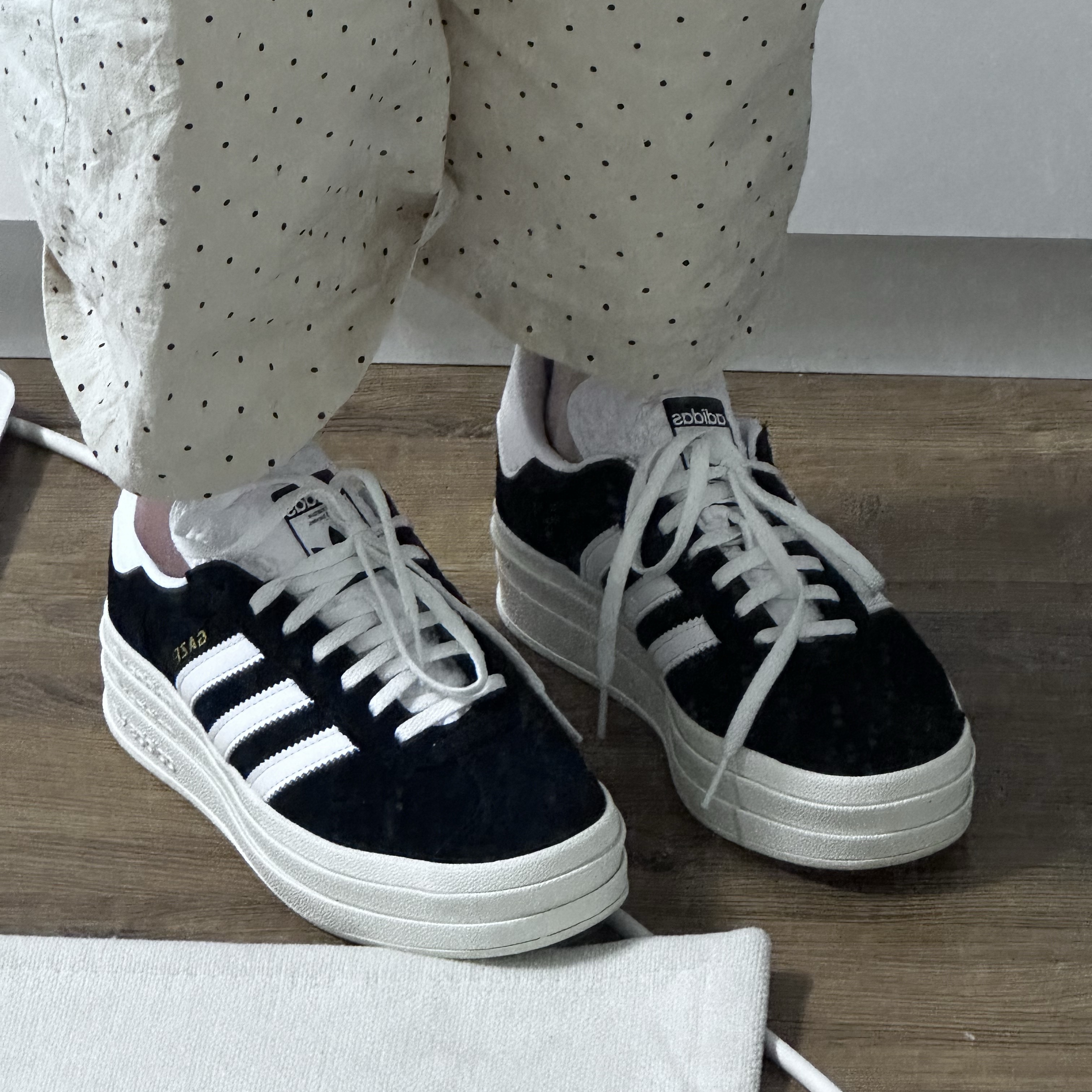(W) Adidas Gazelle Bold Core Black Cloud White 착용 스타일
