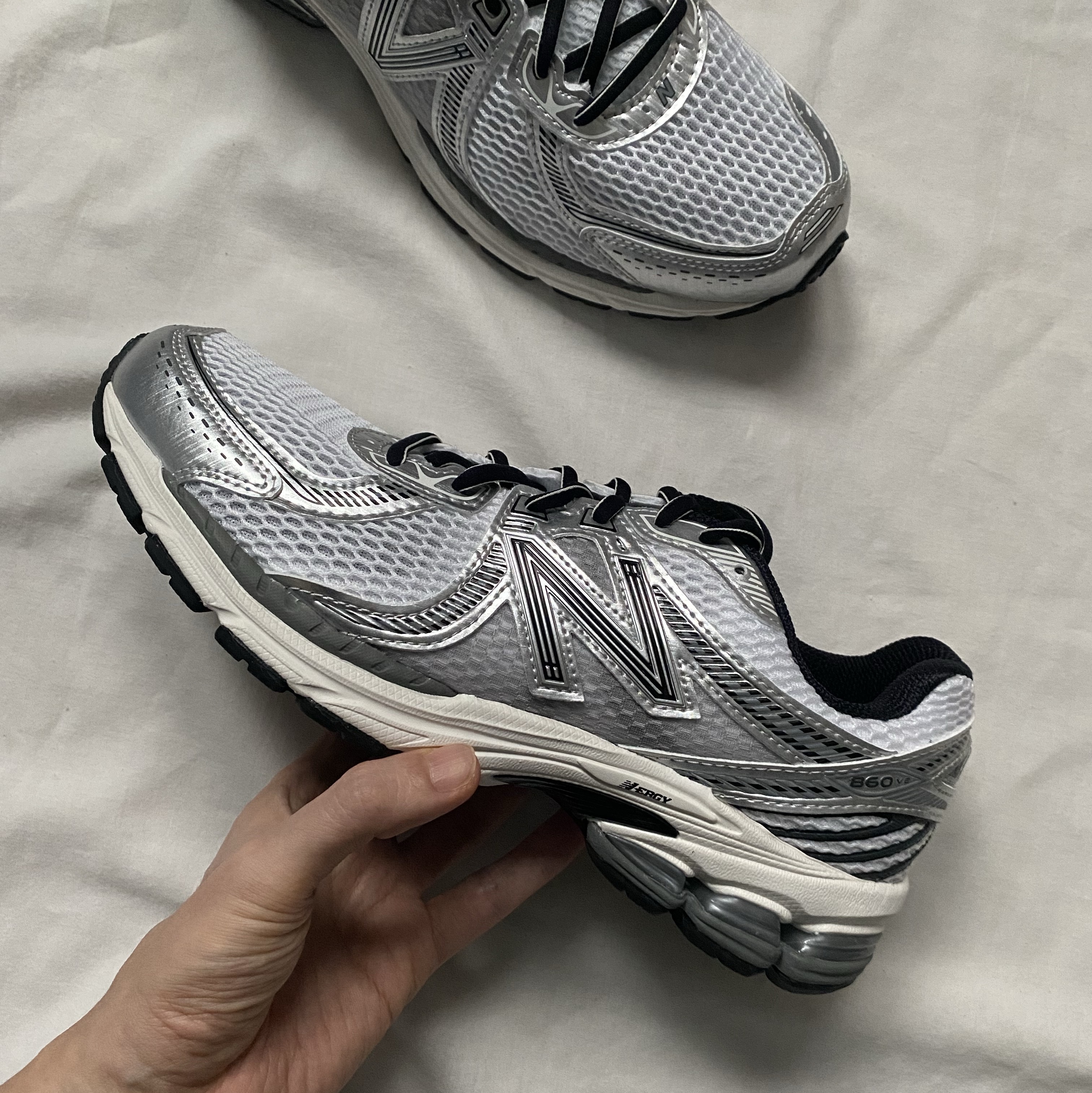 New Balance 860v2 Optic White 착용 스타일
