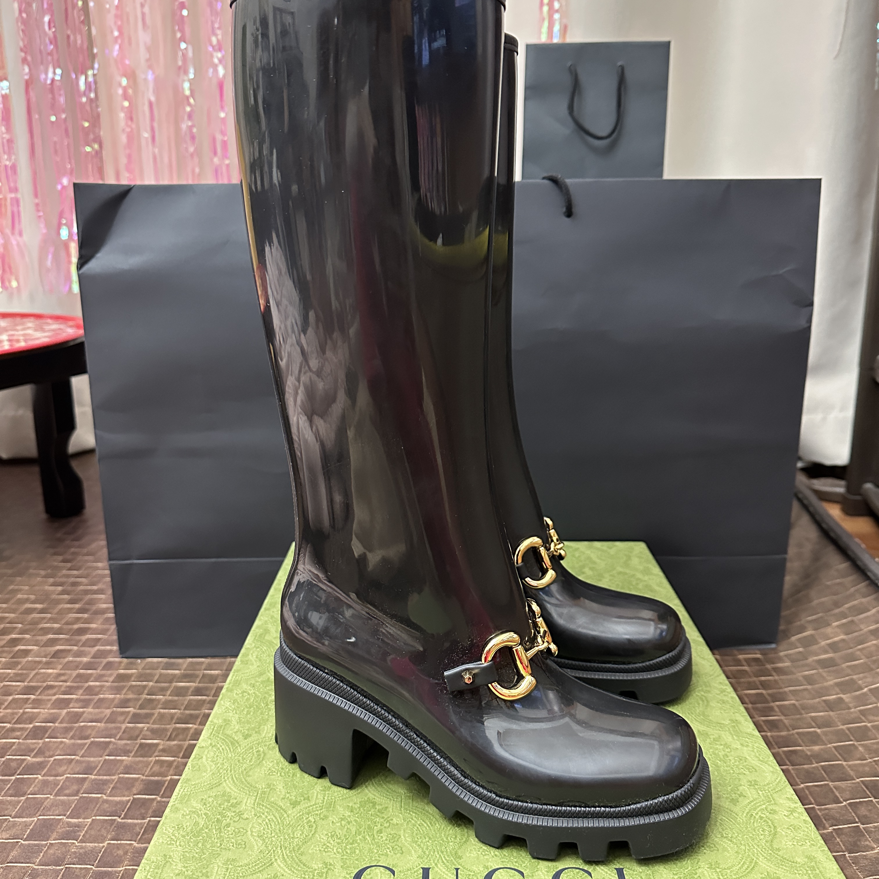 (W) Gucci Horsebit Rubber Knee High Boot Black 착용 스타일 - 1
