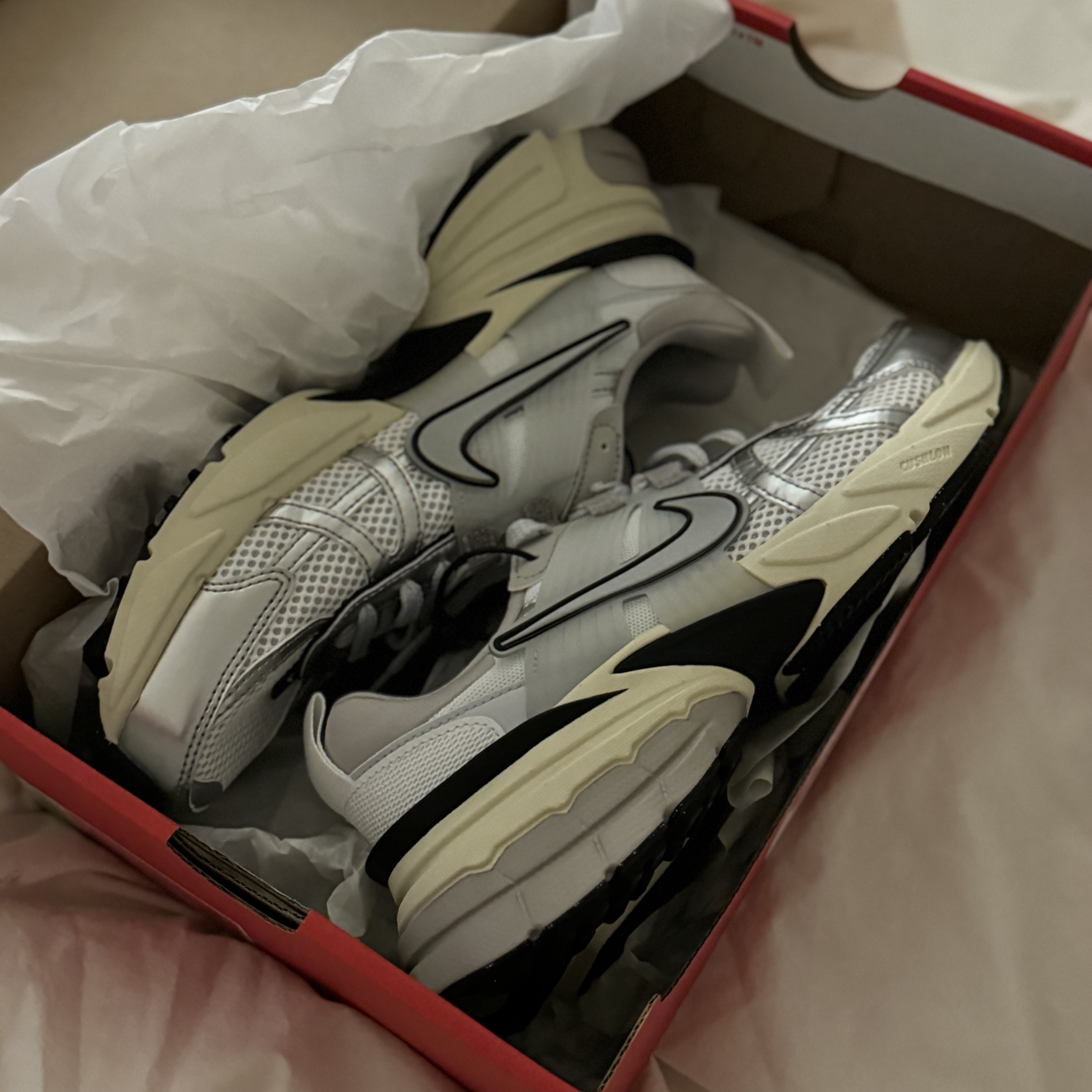 Nike V2K Run Summit White Metallic Silver 착용 스타일