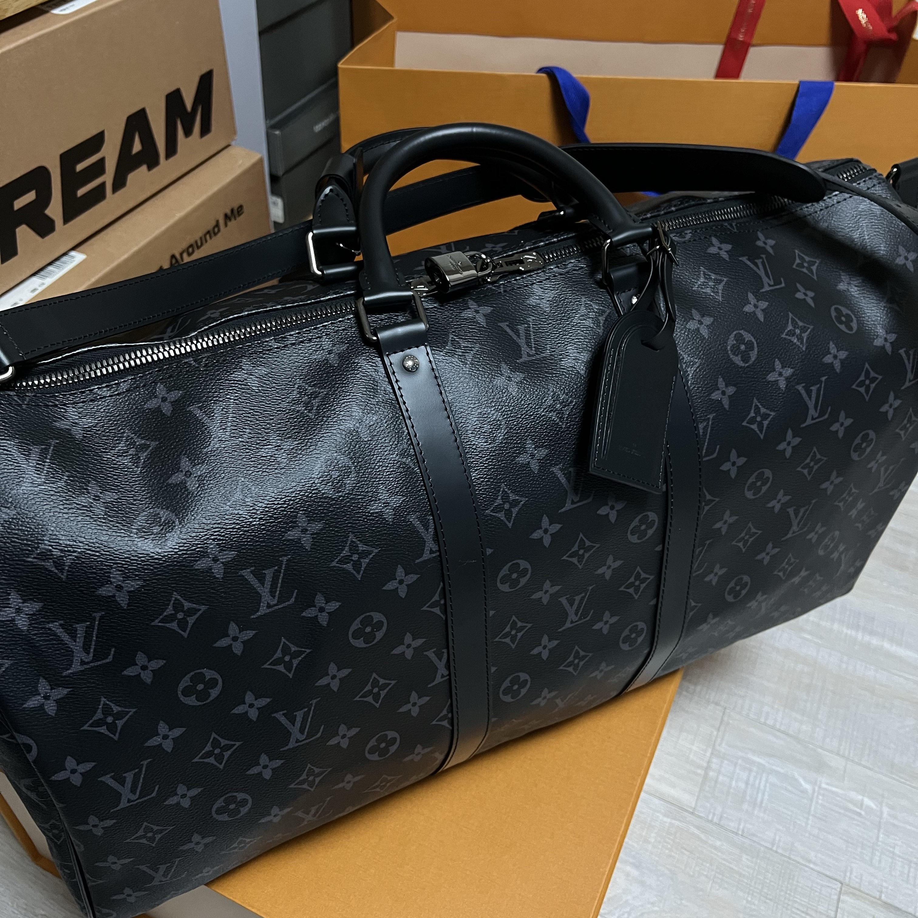 Louis Vuitton Keepall Bandouliere 55 Monogram Eclipse Grey 착용 스타일