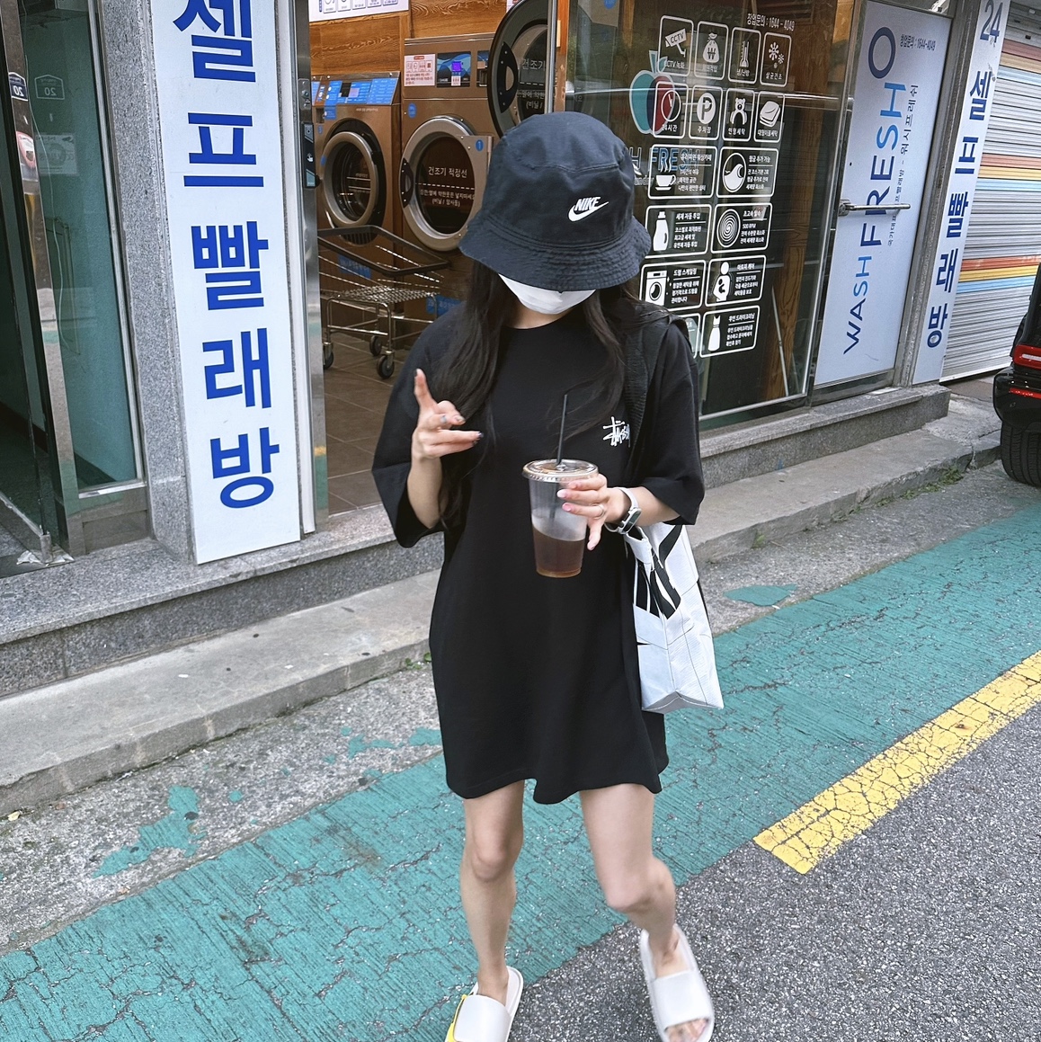 Stussy Basic Stussy T-Shirt Black 2023, Nike Futura Bucket Hat Black 착용 스타일 - 3