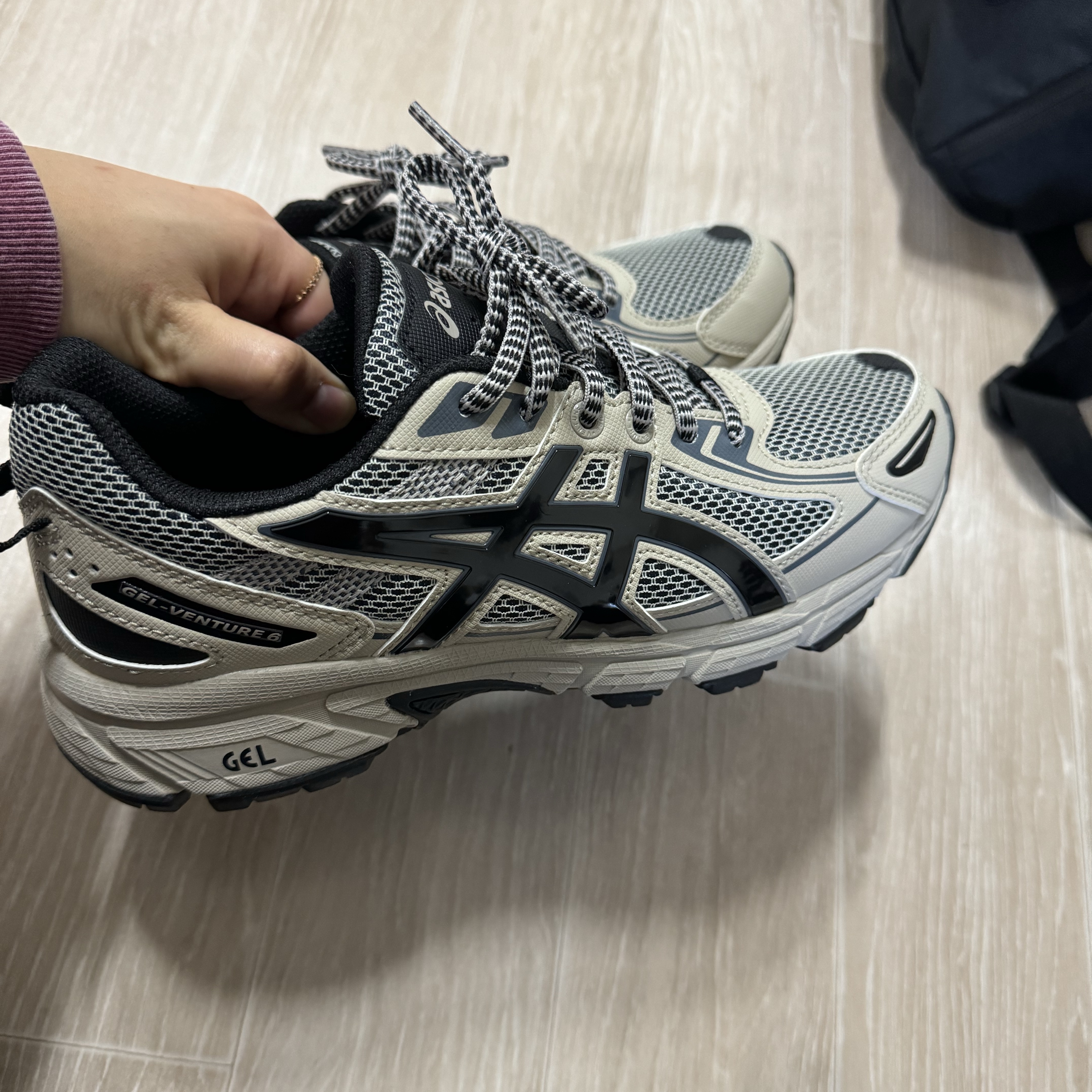 Asics Gel-Venture 6 Feather Grey Black 착용 스타일