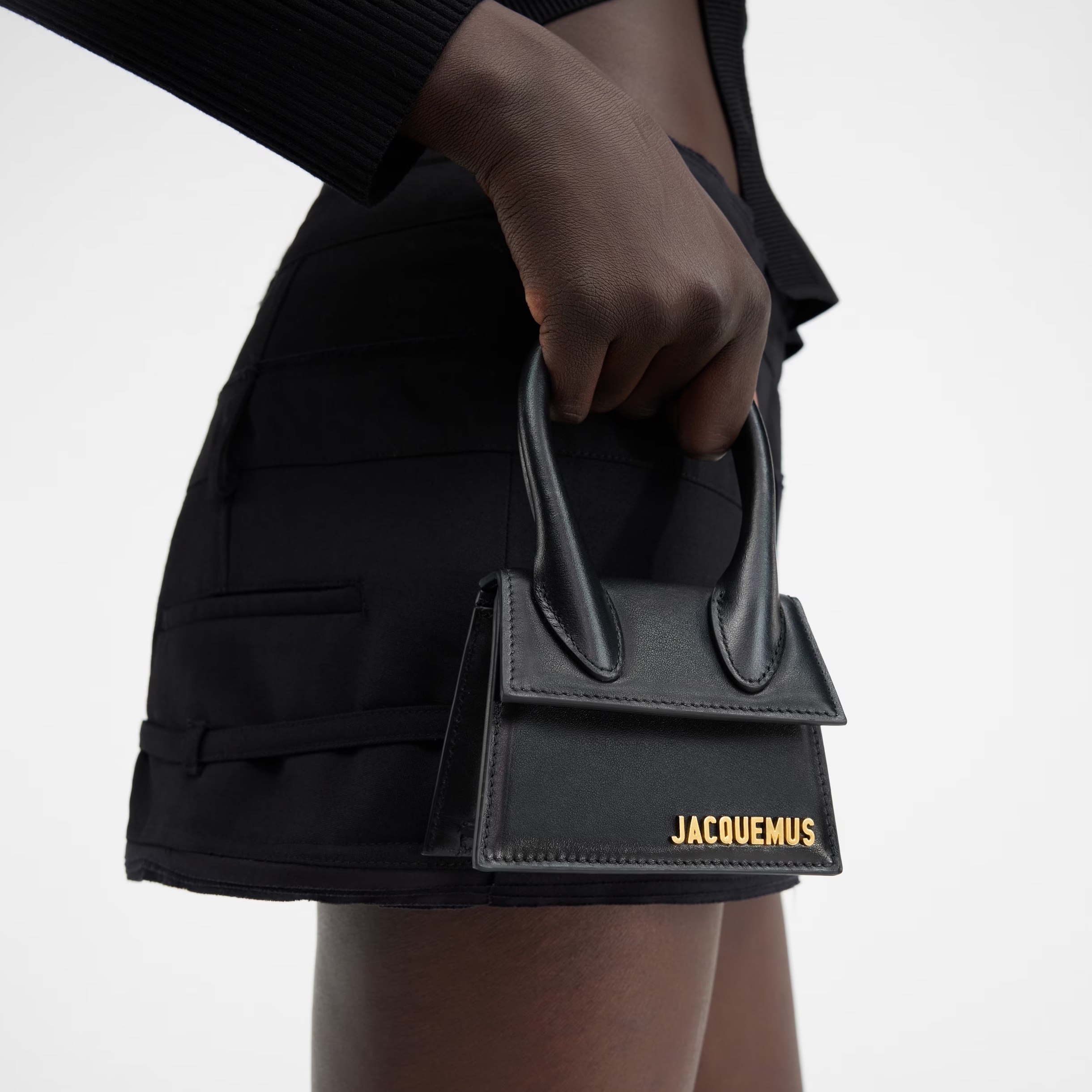 Jacquemus Le Chiquito Signature Leather Mini Handbag Black, Jacquemus Le Chiquito Signature Leather Mini Handbag White 착용 스타일 - 4