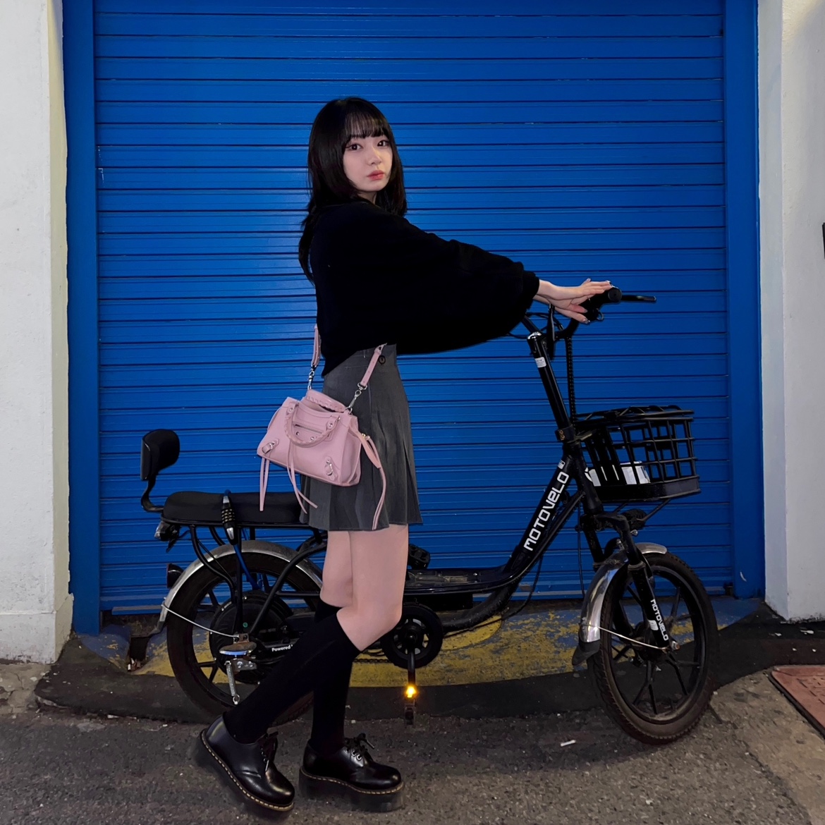 Dr. Martens 1461 Quad Black, Balenciaga Grained Calfskin Neo Classic Mini Handbag Light Pink 착용 스타일