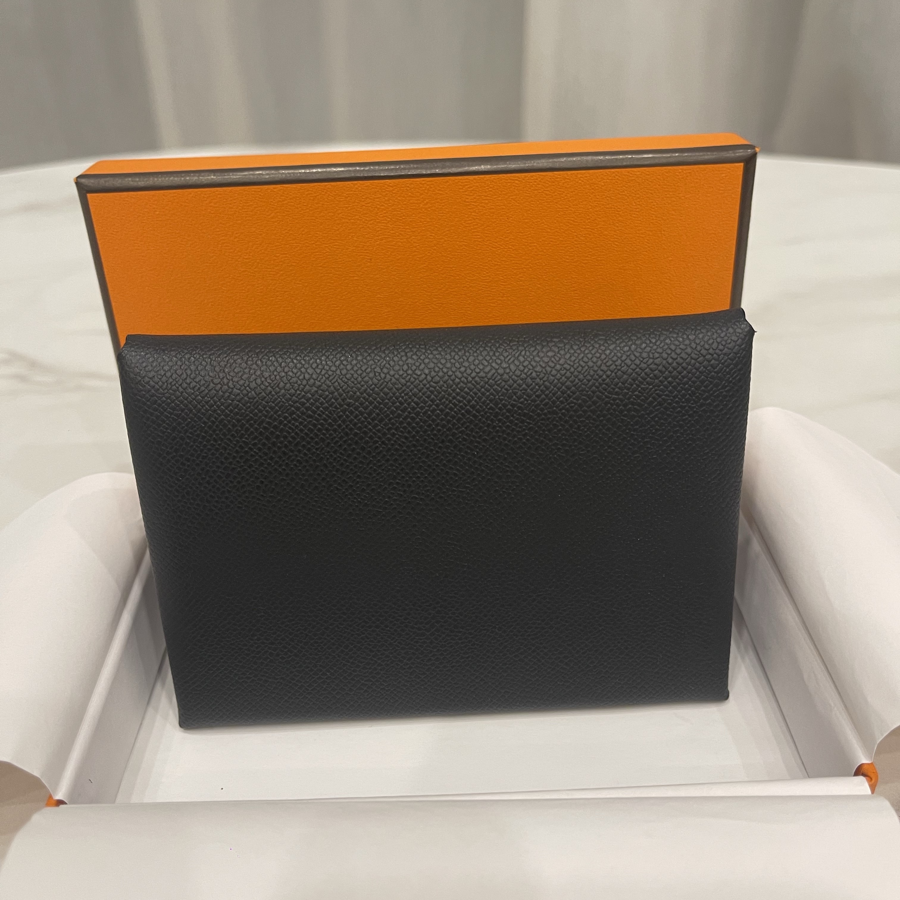 Hermes Calvi Duo Compact Card Holder Chamkila Goatskin & Palladium Noir 착용 스타일 - 6