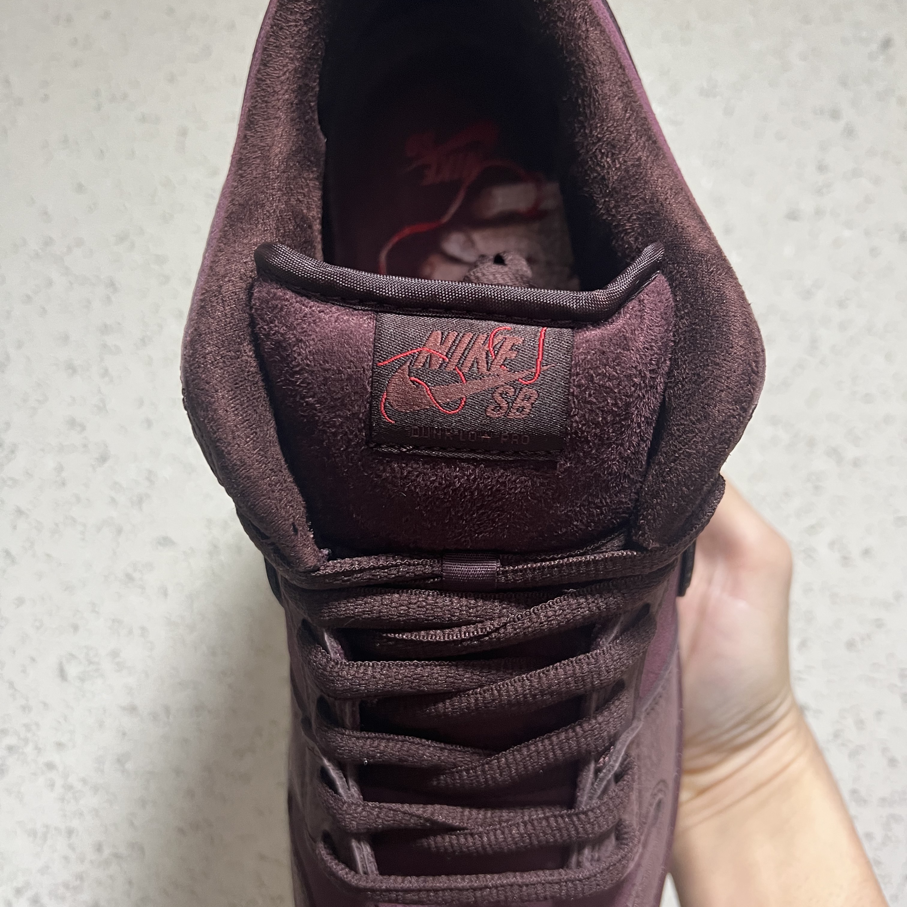 Nike SB Dunk Low PRM Burgundy Crush 착용 스타일 - 2