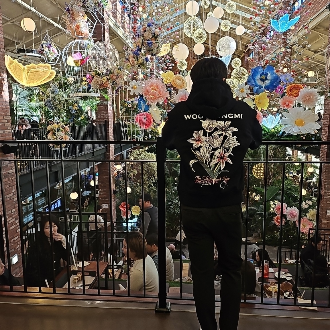 Wooyoungmi Flower Back Logo Hooded T-Shirt Black - 24SS 착용 스타일