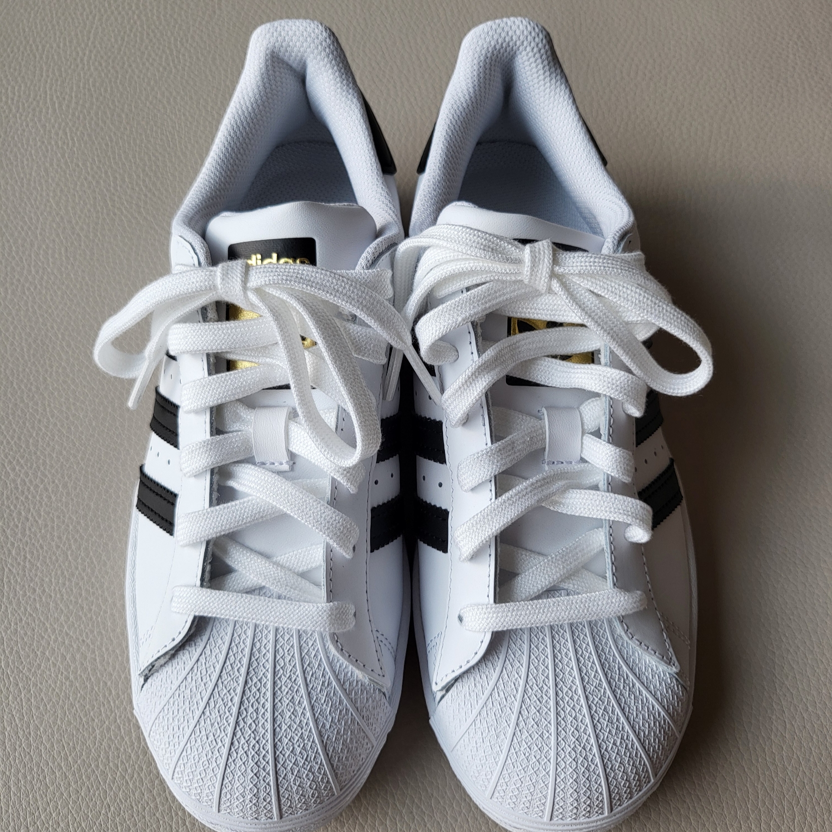 (J) Adidas Superstar J White Black 착용 스타일 - 2