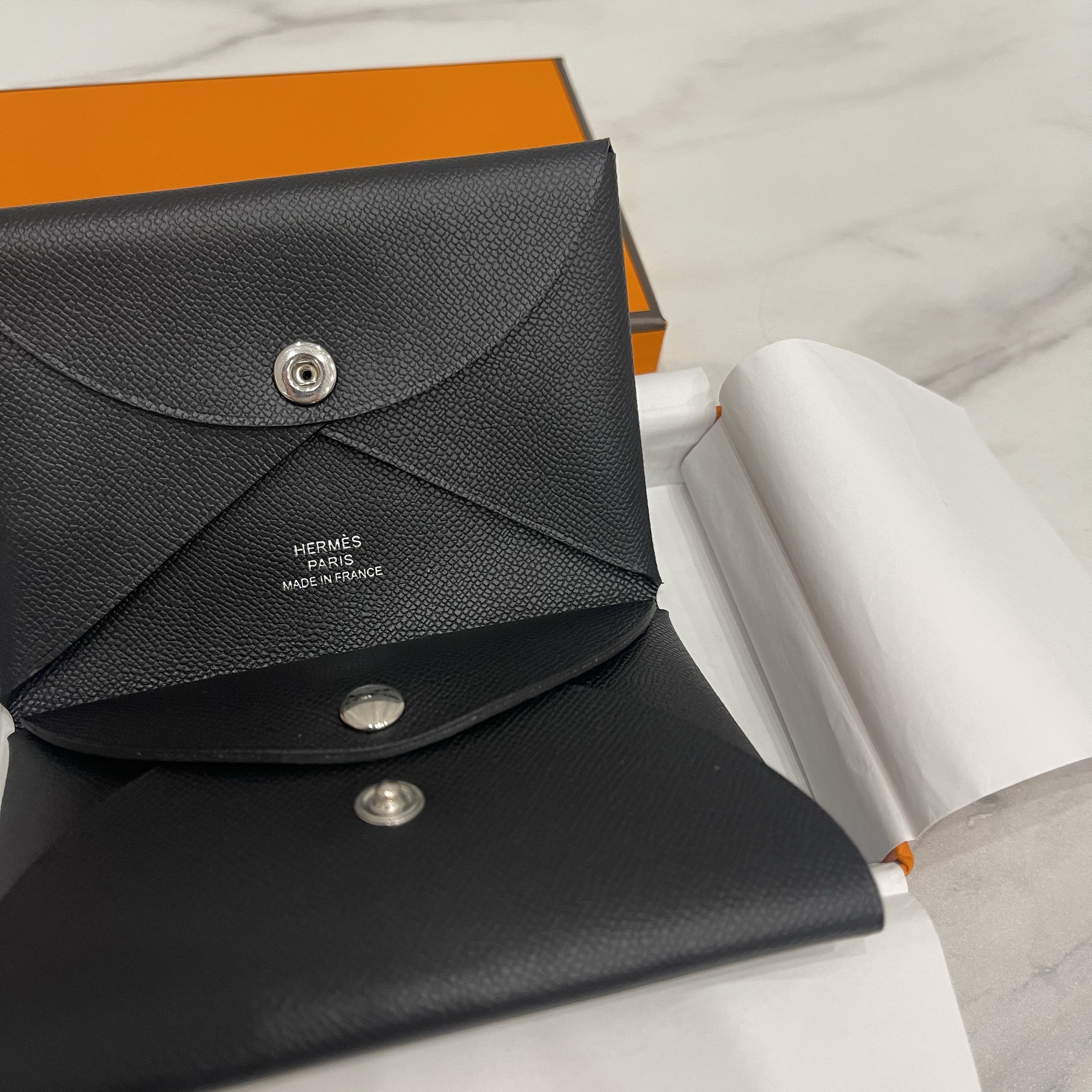 Hermes Calvi Duo Compact Card Holder Chamkila Goatskin & Palladium Noir 착용 스타일 - 2