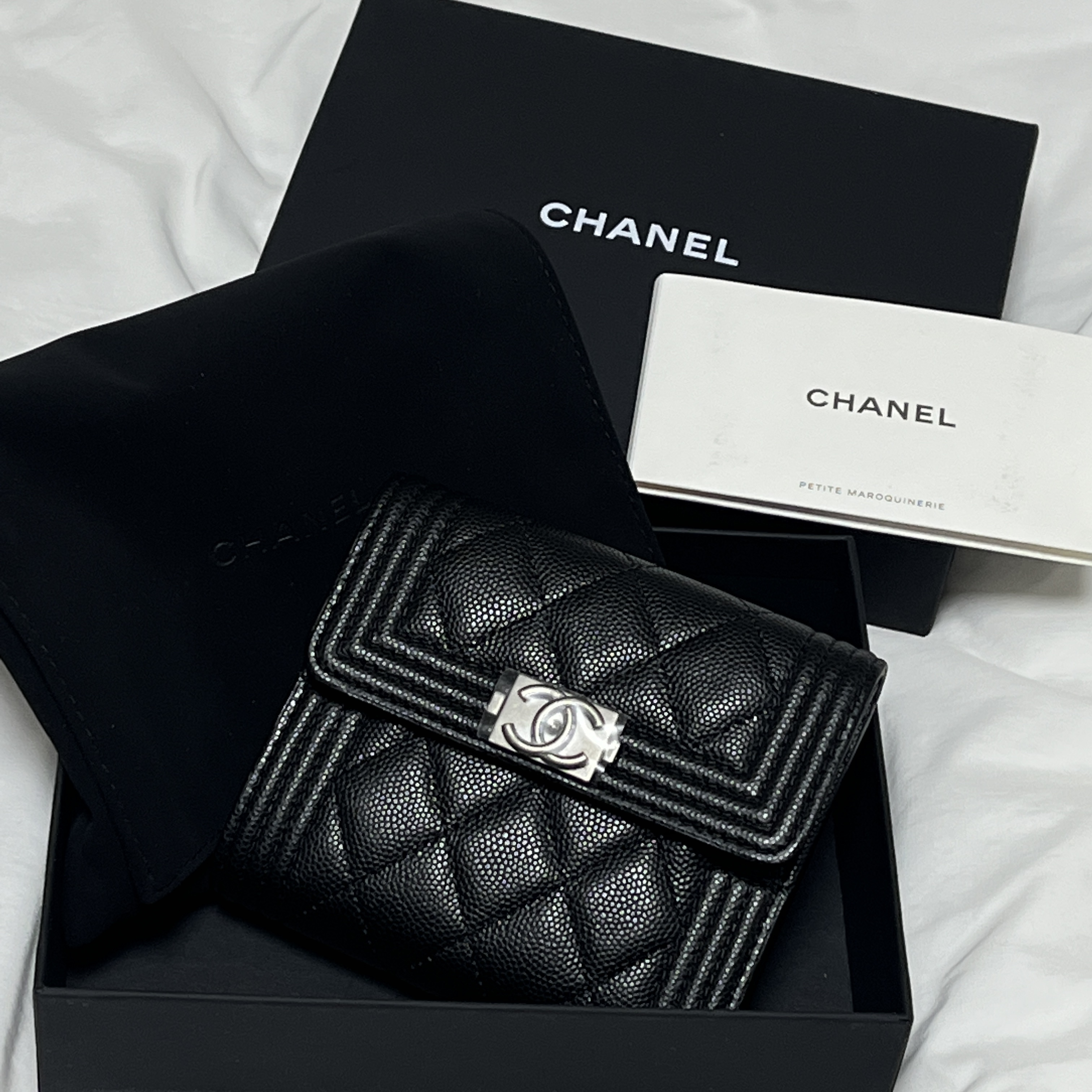 Chanel Boy Chanel Small Flap Wallet Grained Calfskin & Ruthenium Black 착용 스타일