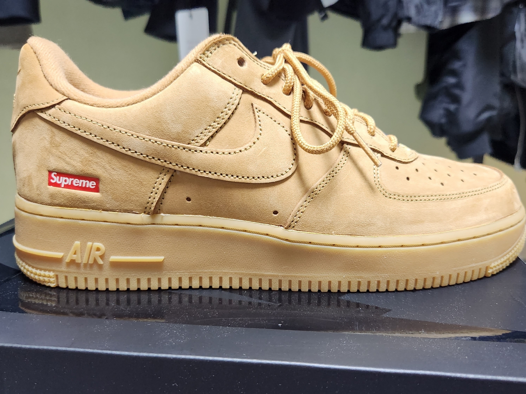 Nike x Supreme Air Force 1 Low Flax 착용 스타일