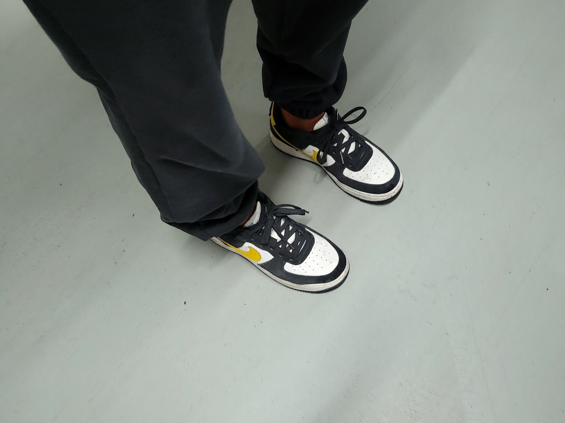 (GS) Nike Air Force 1 LV8 Athletic Club Black Dark Sulfur 착용 스타일