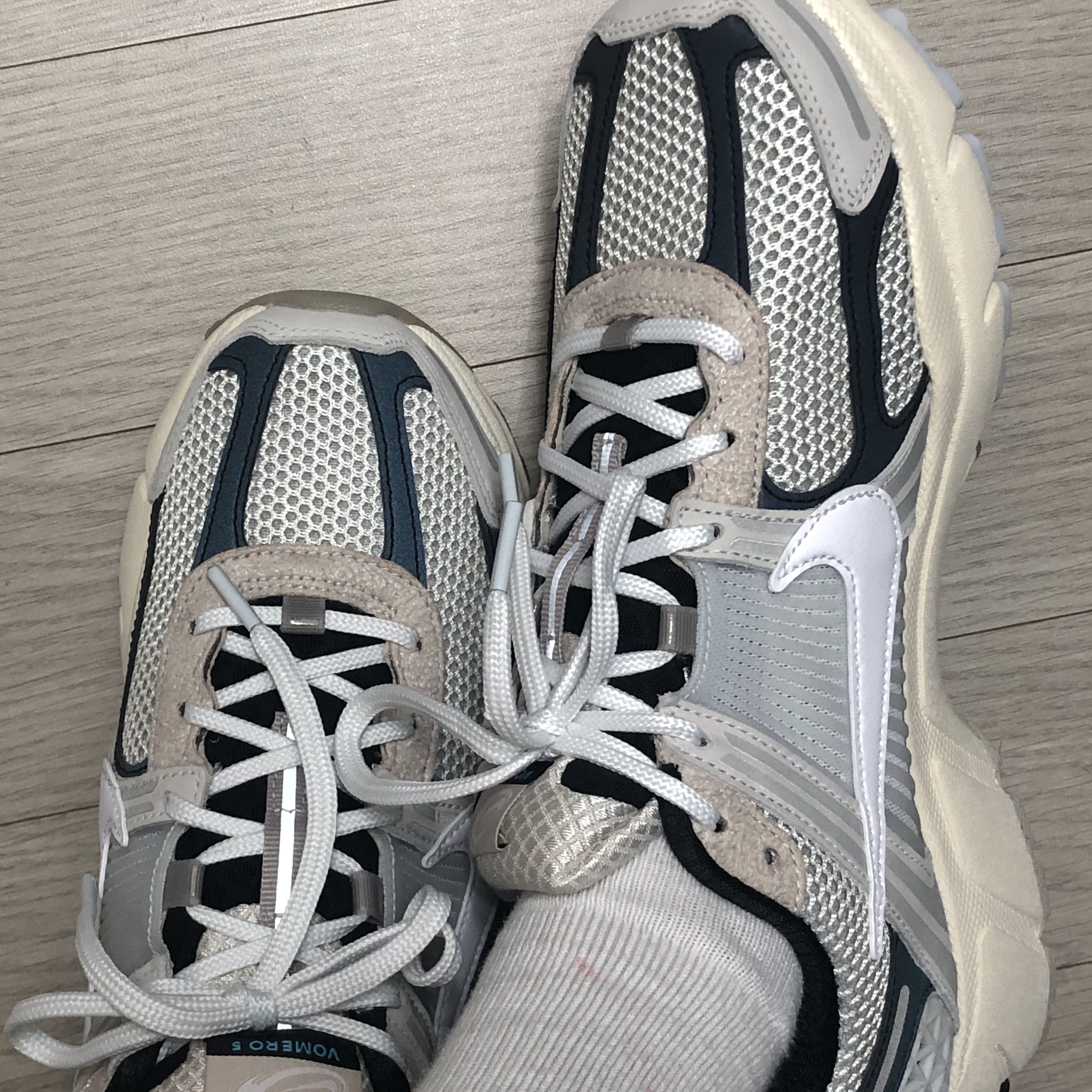 Nike Zoom Vomero 5 Light Bone and Black 착용 스타일 - 4