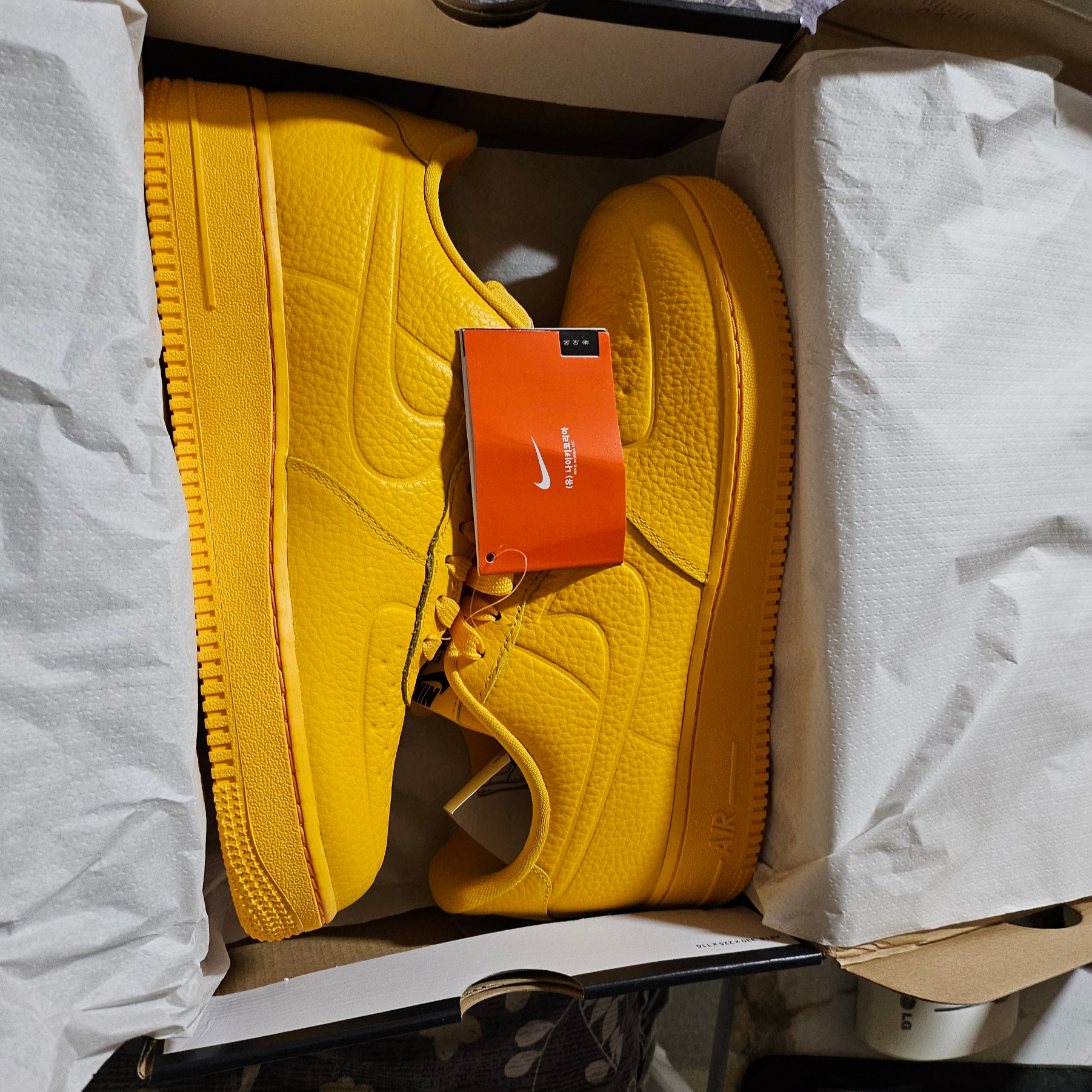 Nike Air Force 1 '07 Pro-Tech Waterproof University Gold 착용 스타일 - 3
