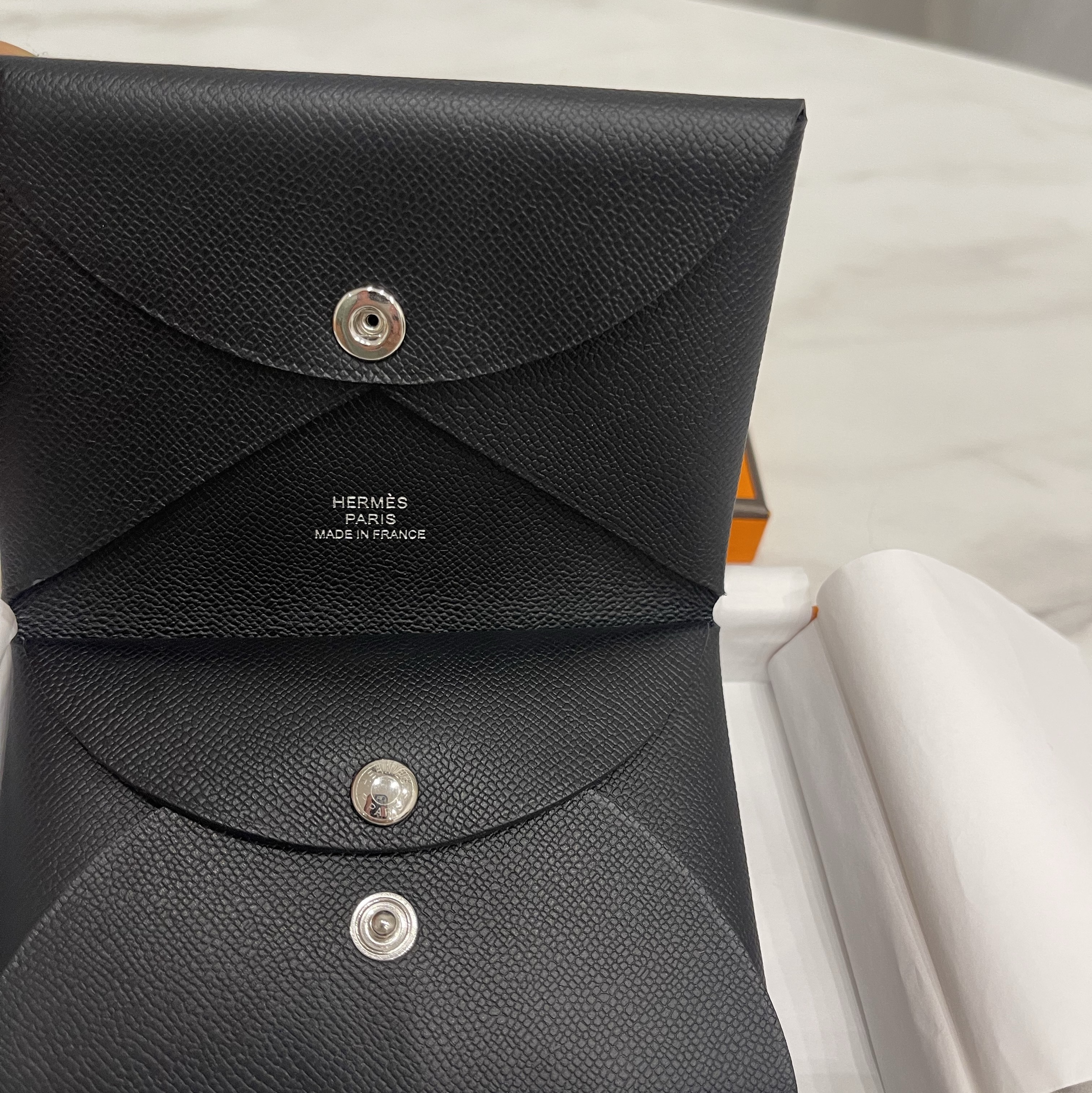 Hermes Calvi Duo Compact Card Holder Chamkila Goatskin & Palladium Noir 착용 스타일 - 1