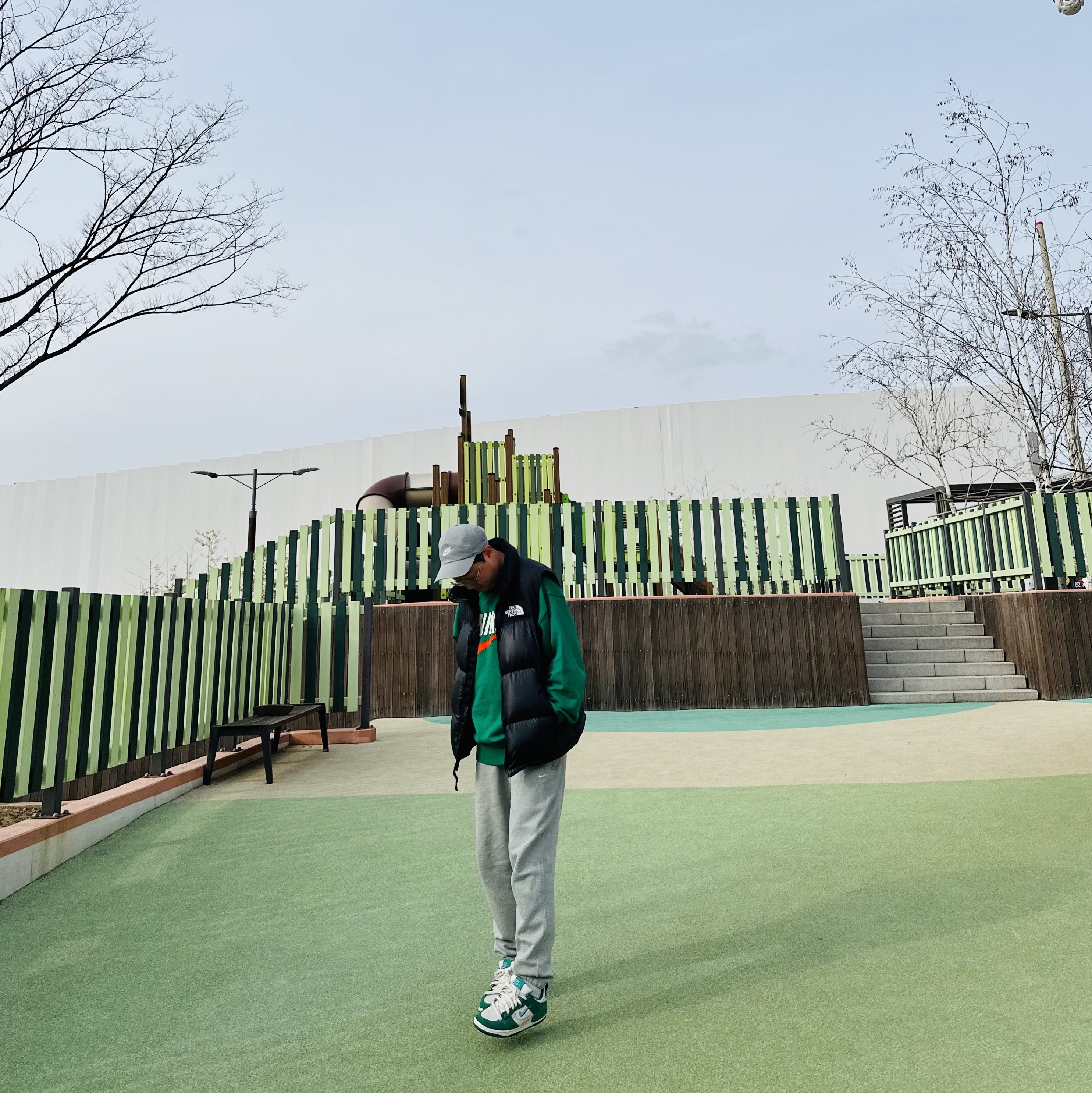 Nike Heritage 86 Futura Washed Cap Particle Grey, Nike NSW French Terry Crewneck Green - US/EU 착용 스타일 - 2