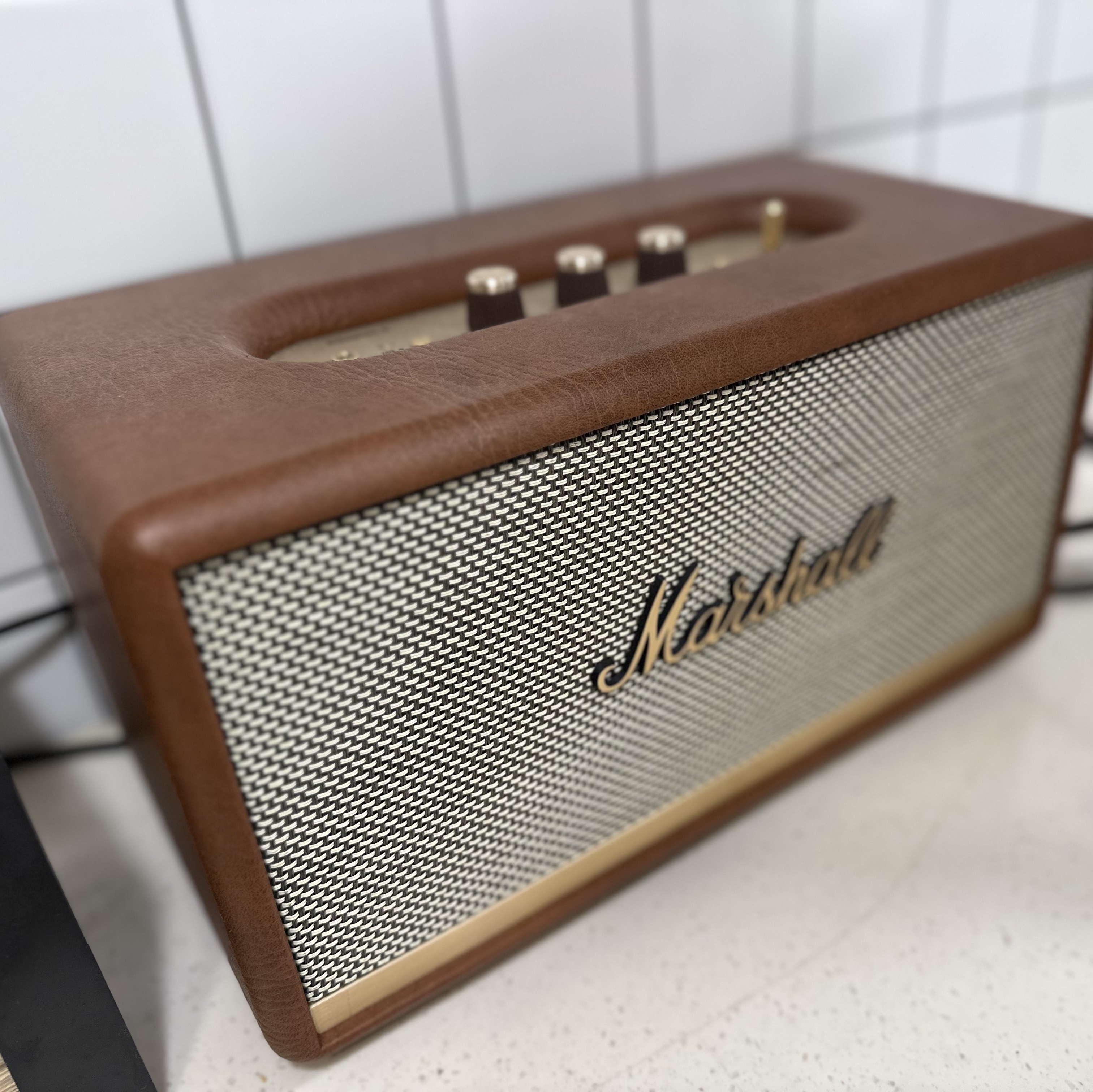 Marshall Stanmore III Bluetooth Brown (Korean Ver.) 착용 스타일