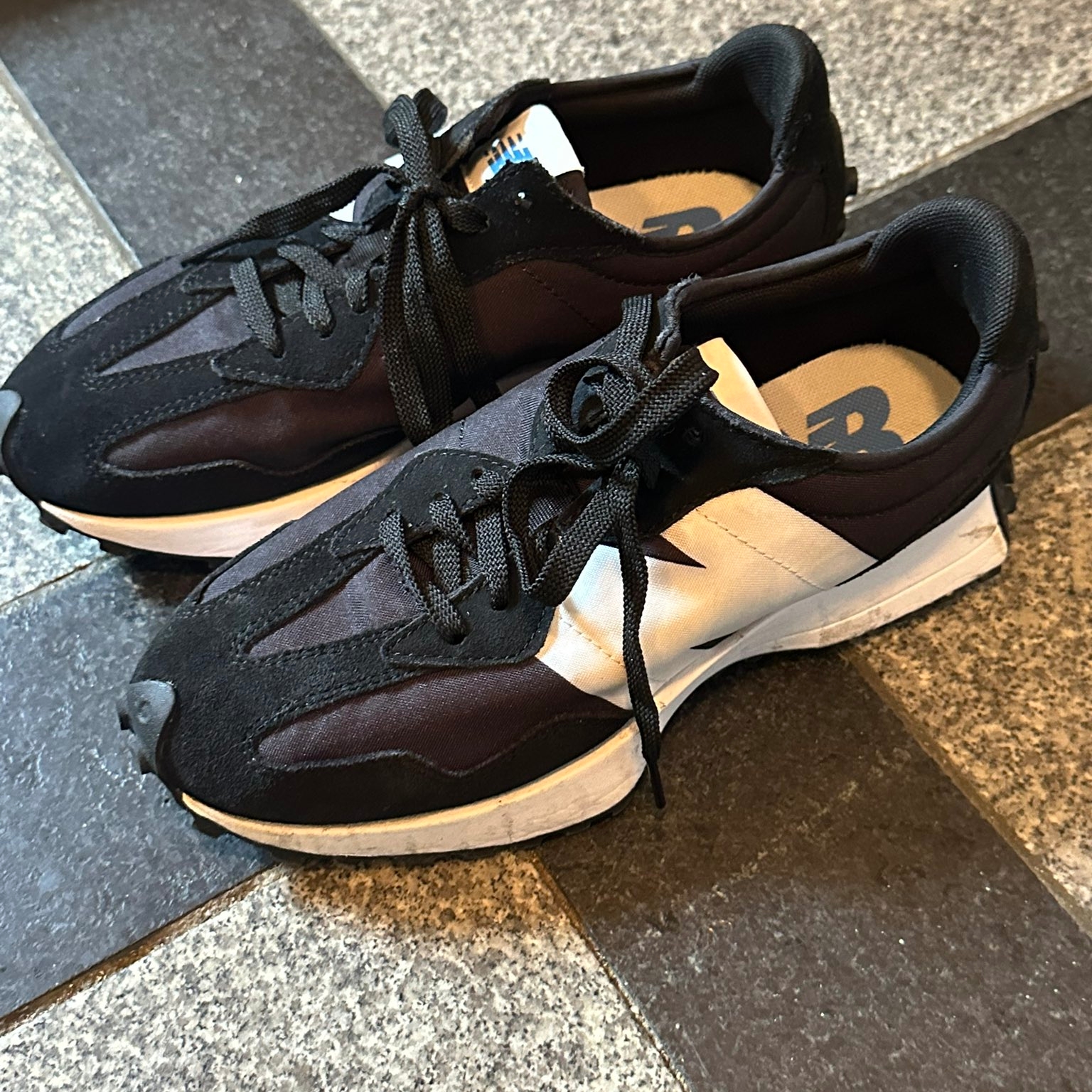 New Balance 327 Black 착용 스타일
