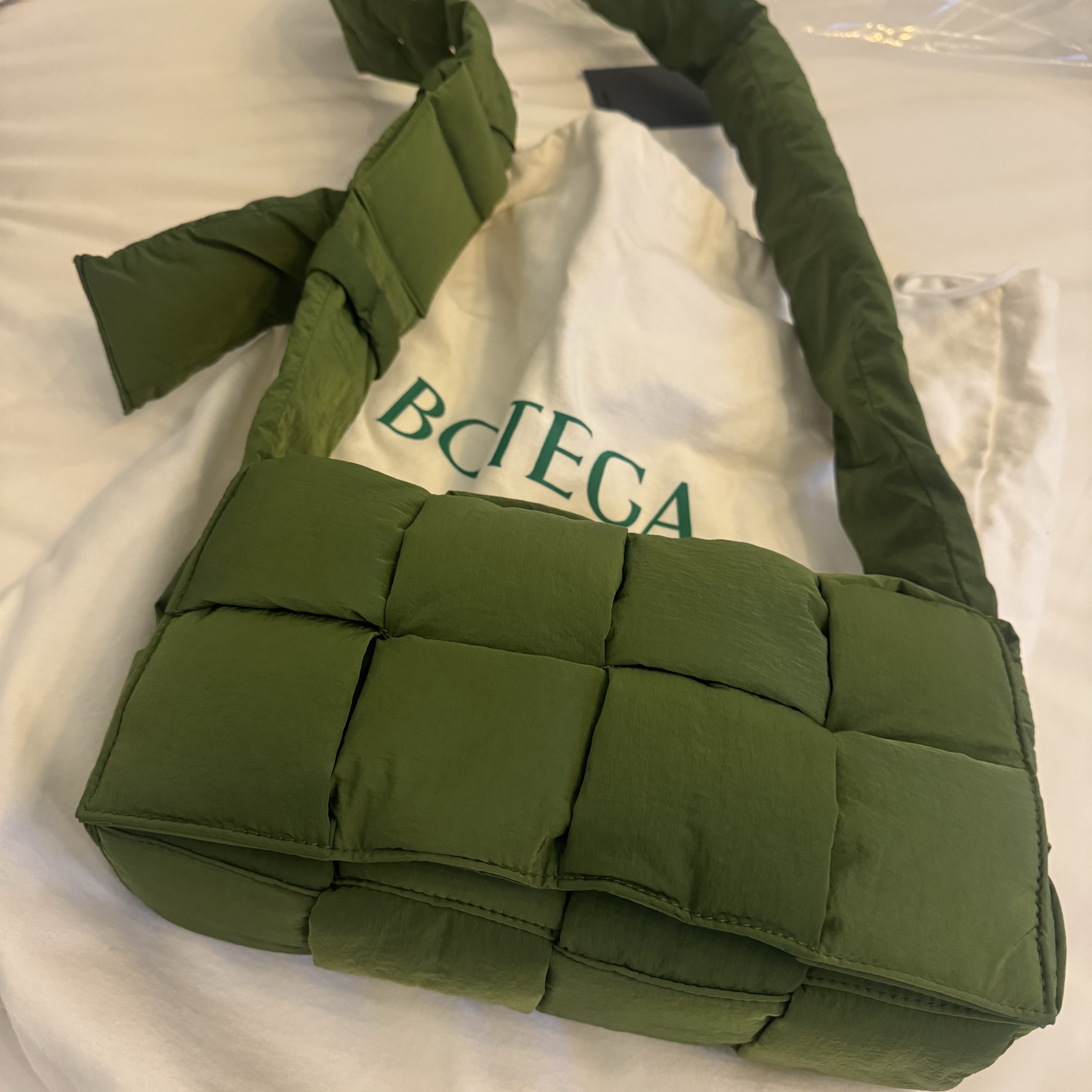 Bottega Veneta Padded Tech Cassette Avocado 착용 스타일