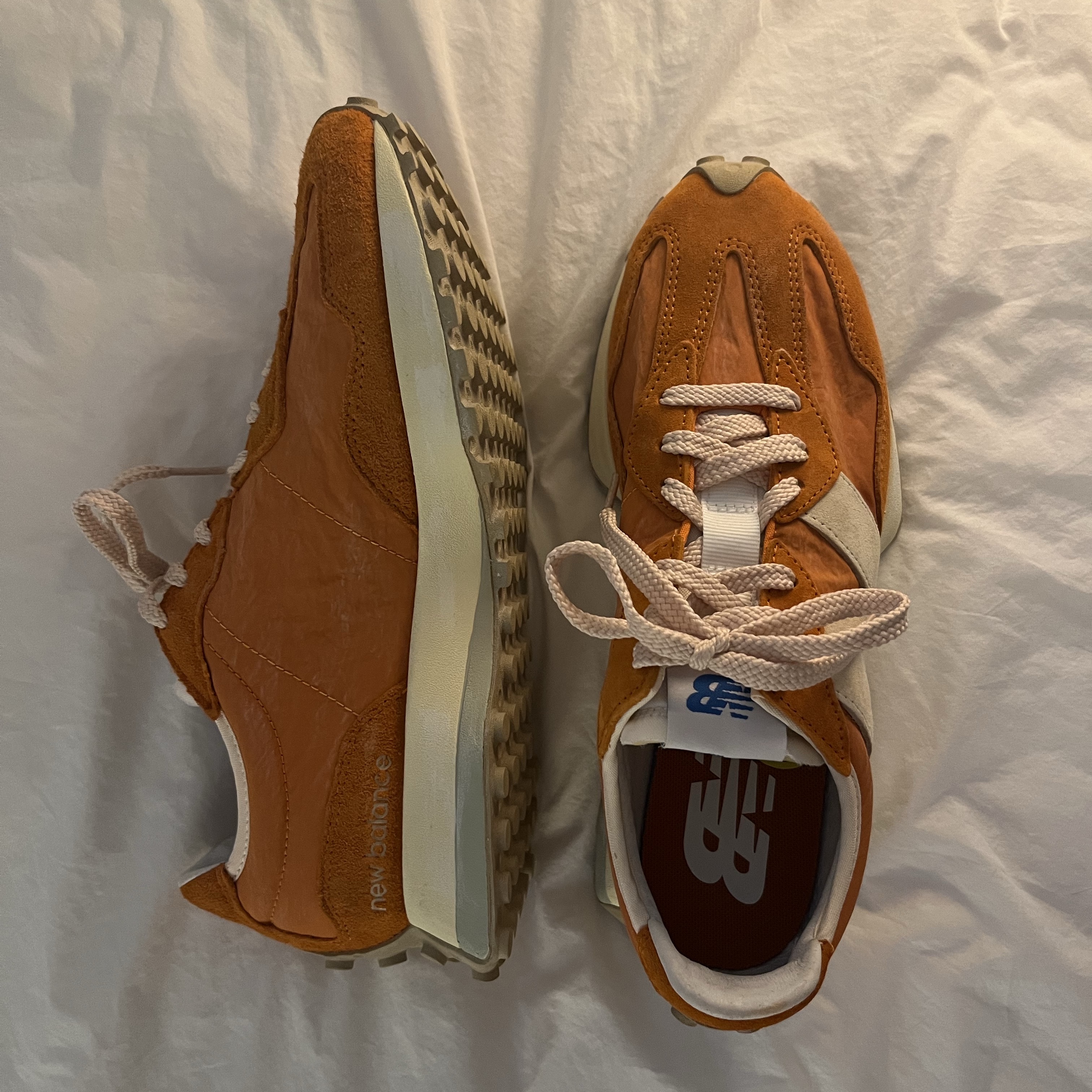 New Balance 327 Vintage Luxe Orange 착용 스타일 - 1