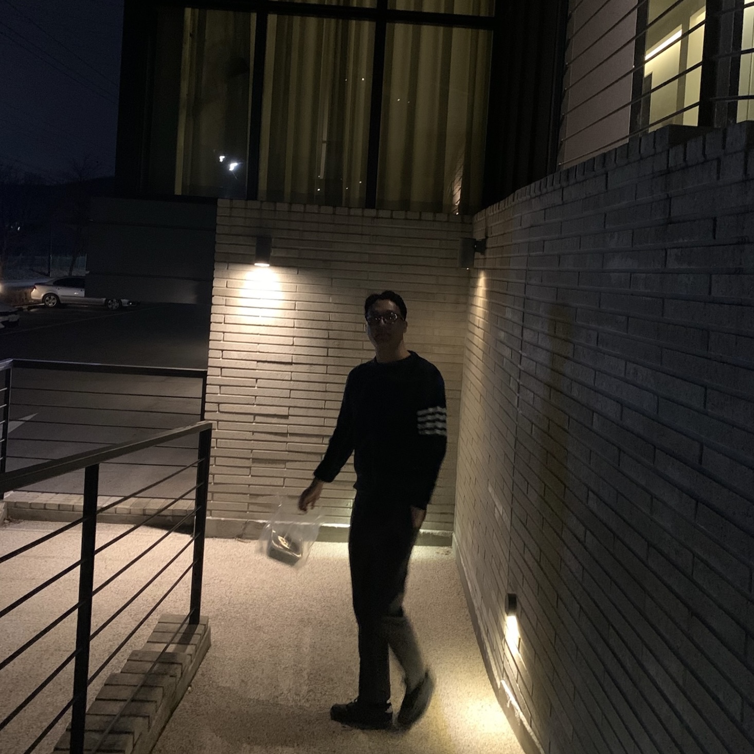 Thom Browne Donegal Twist Cable 4-Bar Classic Crewneck Pullover Blue, Jordan 1 x Travis Scott Retro Low OG SP Black Phantom 착용 스타일 - 2