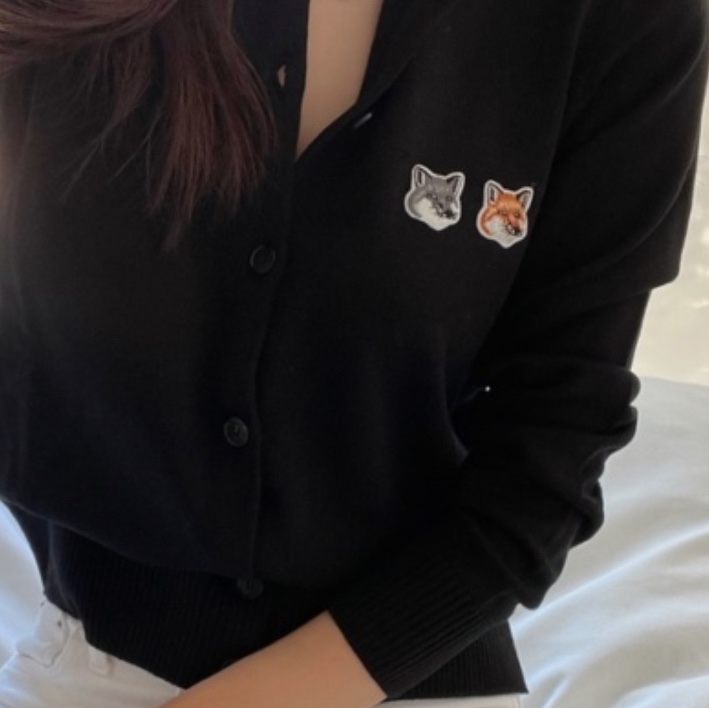 (W) Maison Kitsune Double Fox Head Patch R-Neck Cardigan Black 착용 스타일