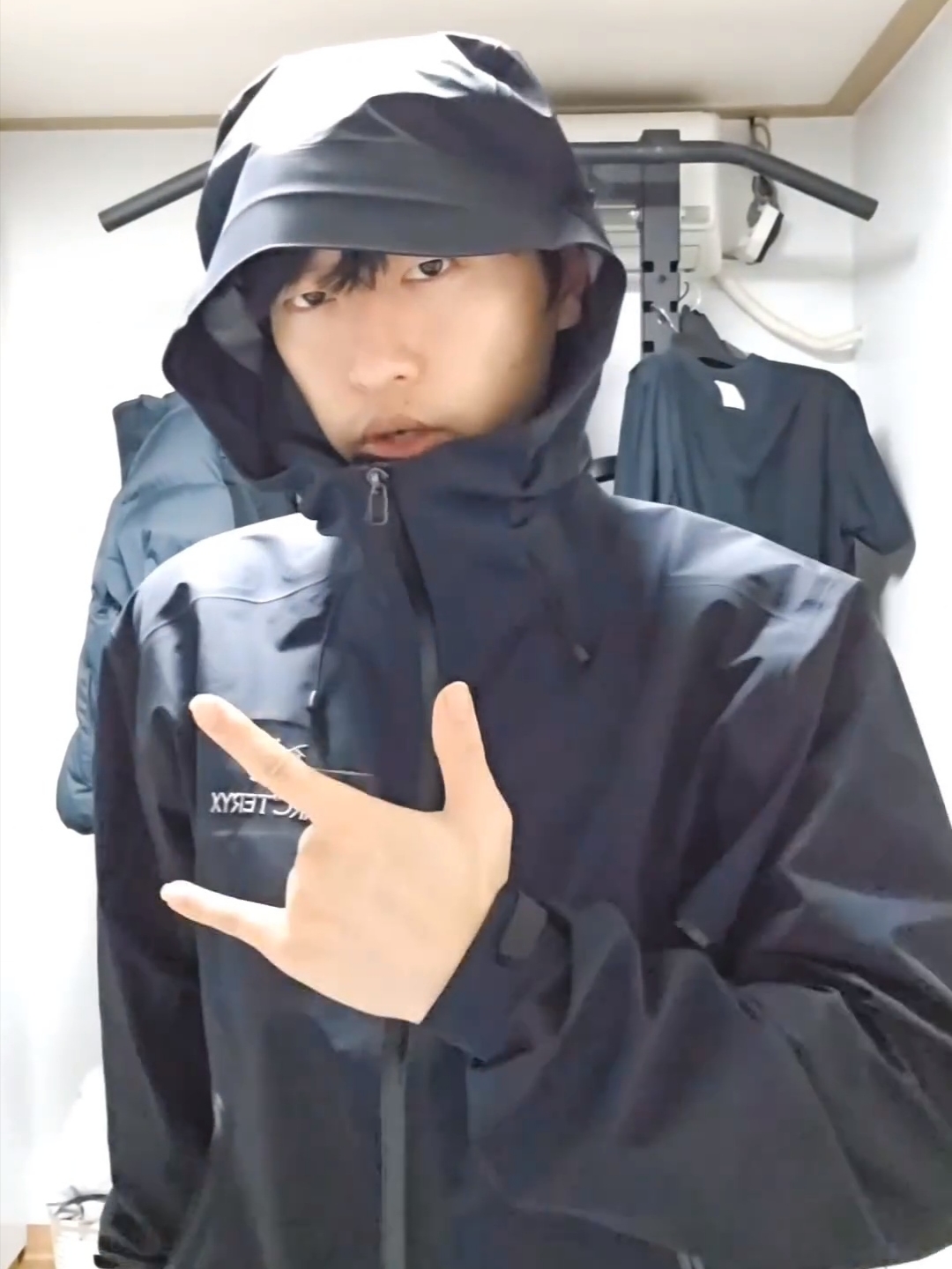 Arc'teryx Beta LT Jacket Black 착용 스타일