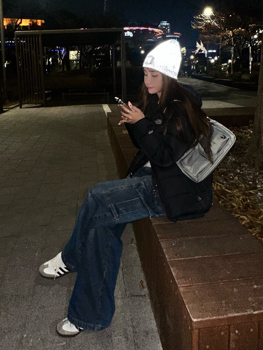 Supreme x Stone Island Reflective Beanie Navy - 23FW, Supreme x Stone Island Reflective Beanie Black - 23FW 착용 스타일 - 5