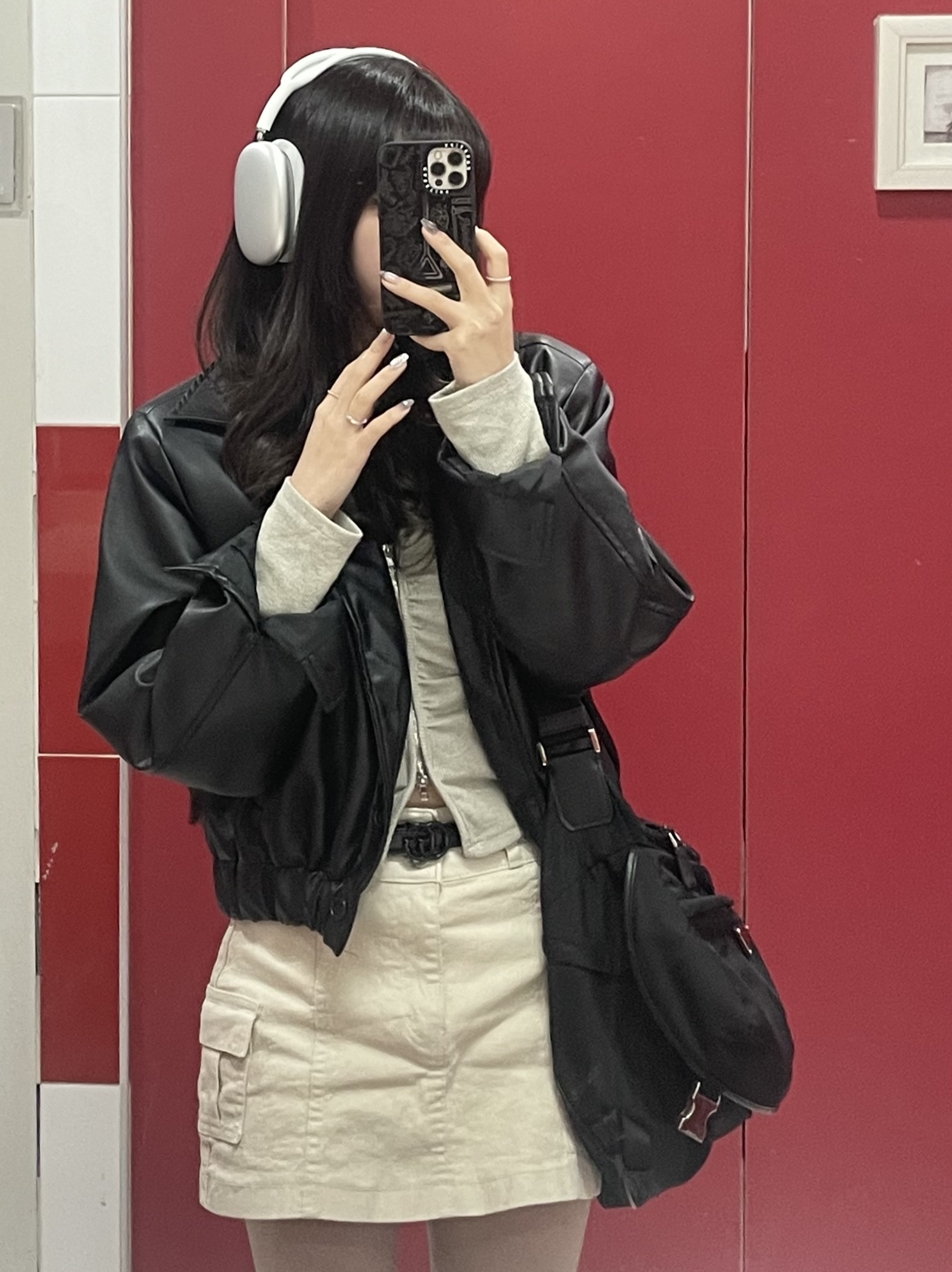Apple AirPods Max Lightning Silver (Korean Ver.), Prada Re-Nylon and Saffiano Leather Shoulder Bag Black 착용 스타일