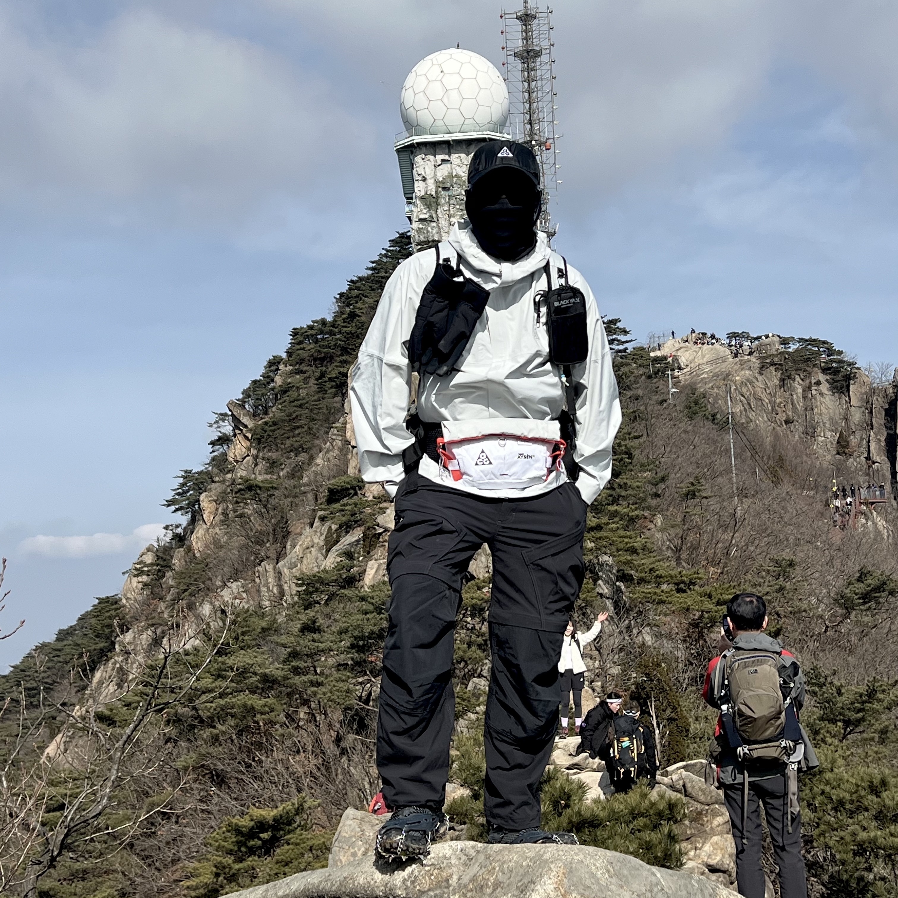 Nike ACG Storm-Fit ADV Cascade Rains Full Zip Jacket Photon Dust - Asia, Nike ACG Trail Cap Black 착용 스타일 - 1